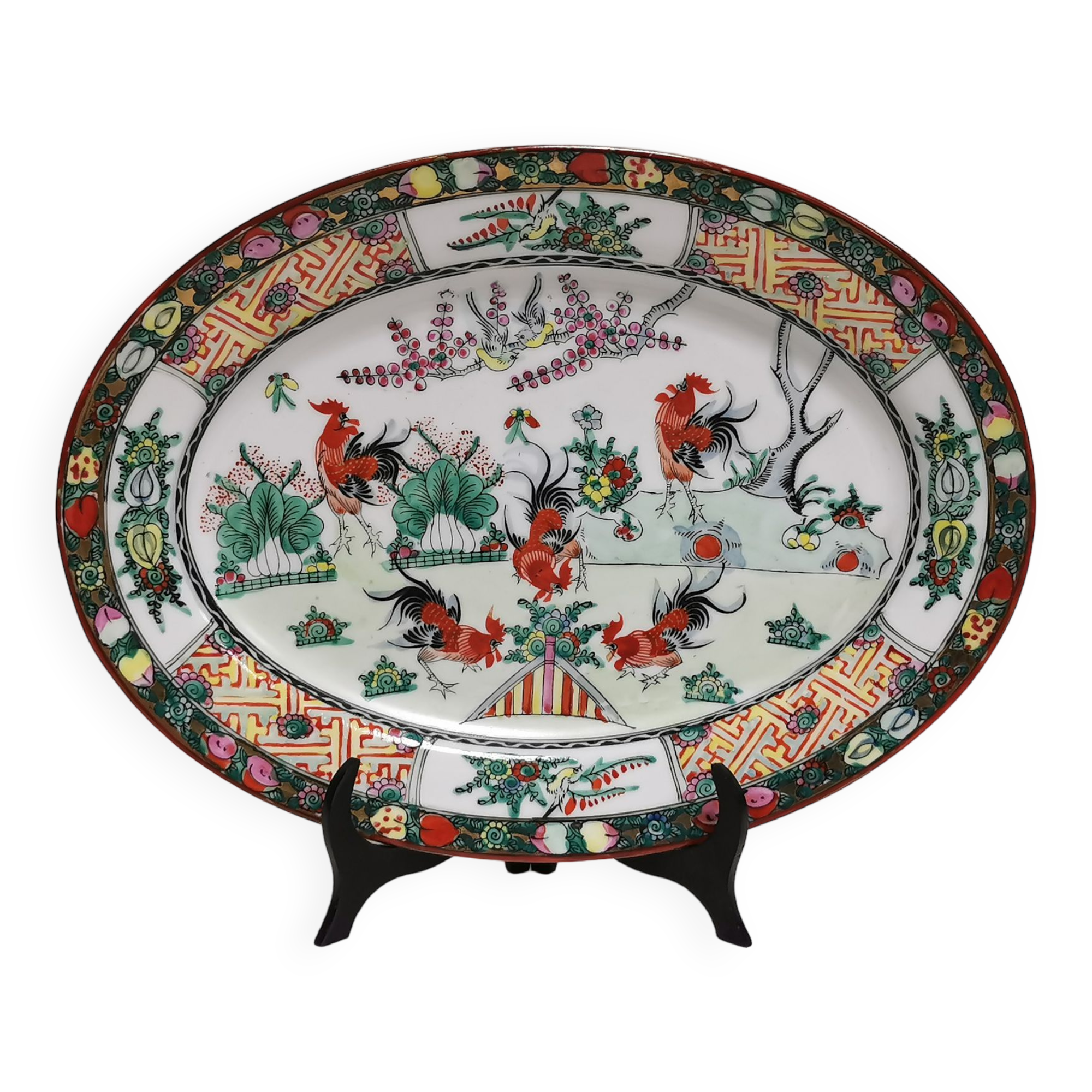 Oval Plate in Chinese Porcelain, Asia, decoration to 5 Roosters. signed
