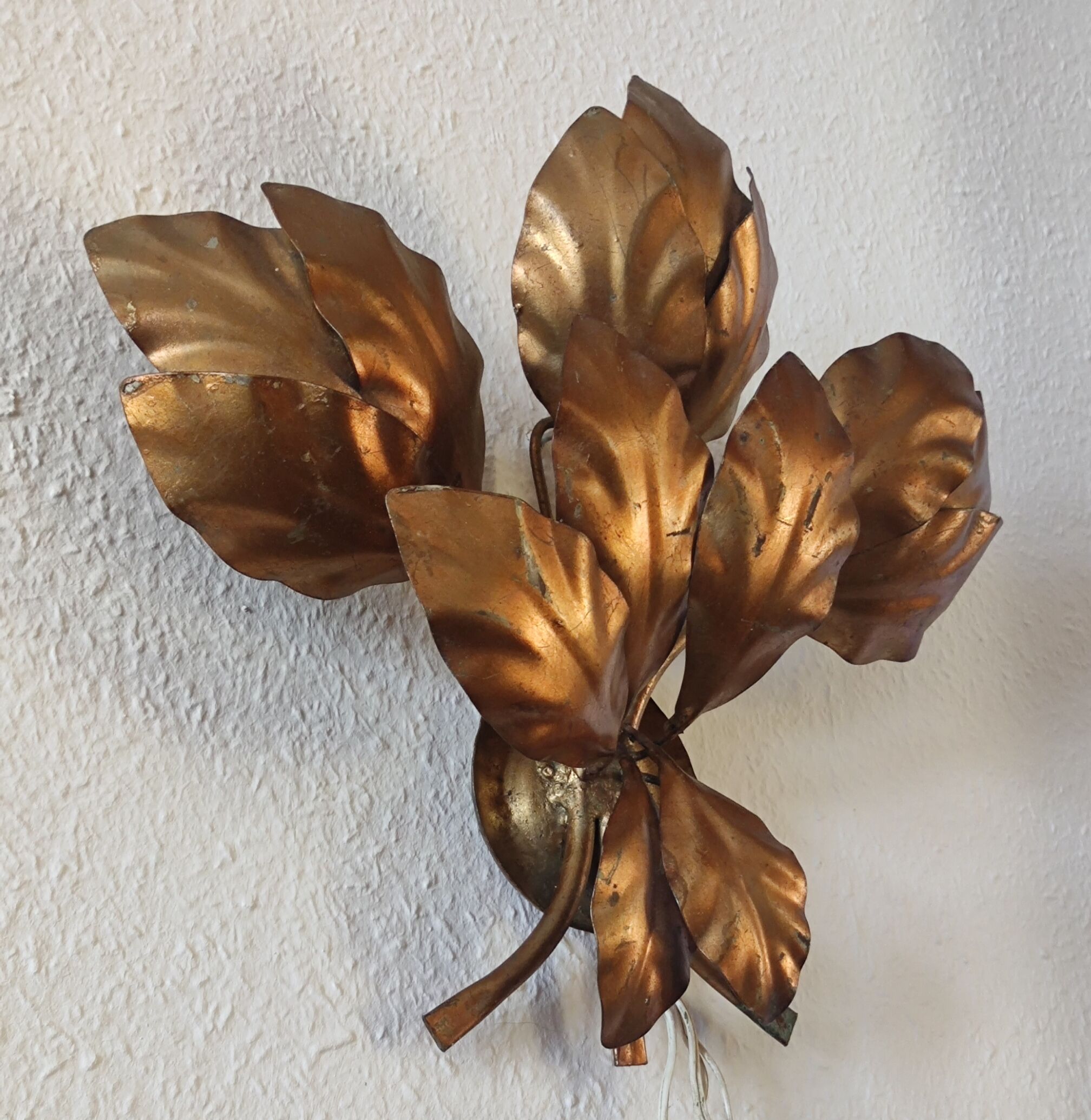 Design wall lamp in gold metal