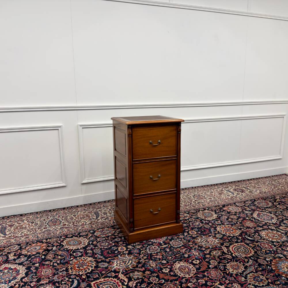Classic Englisch Chest of Drawers
