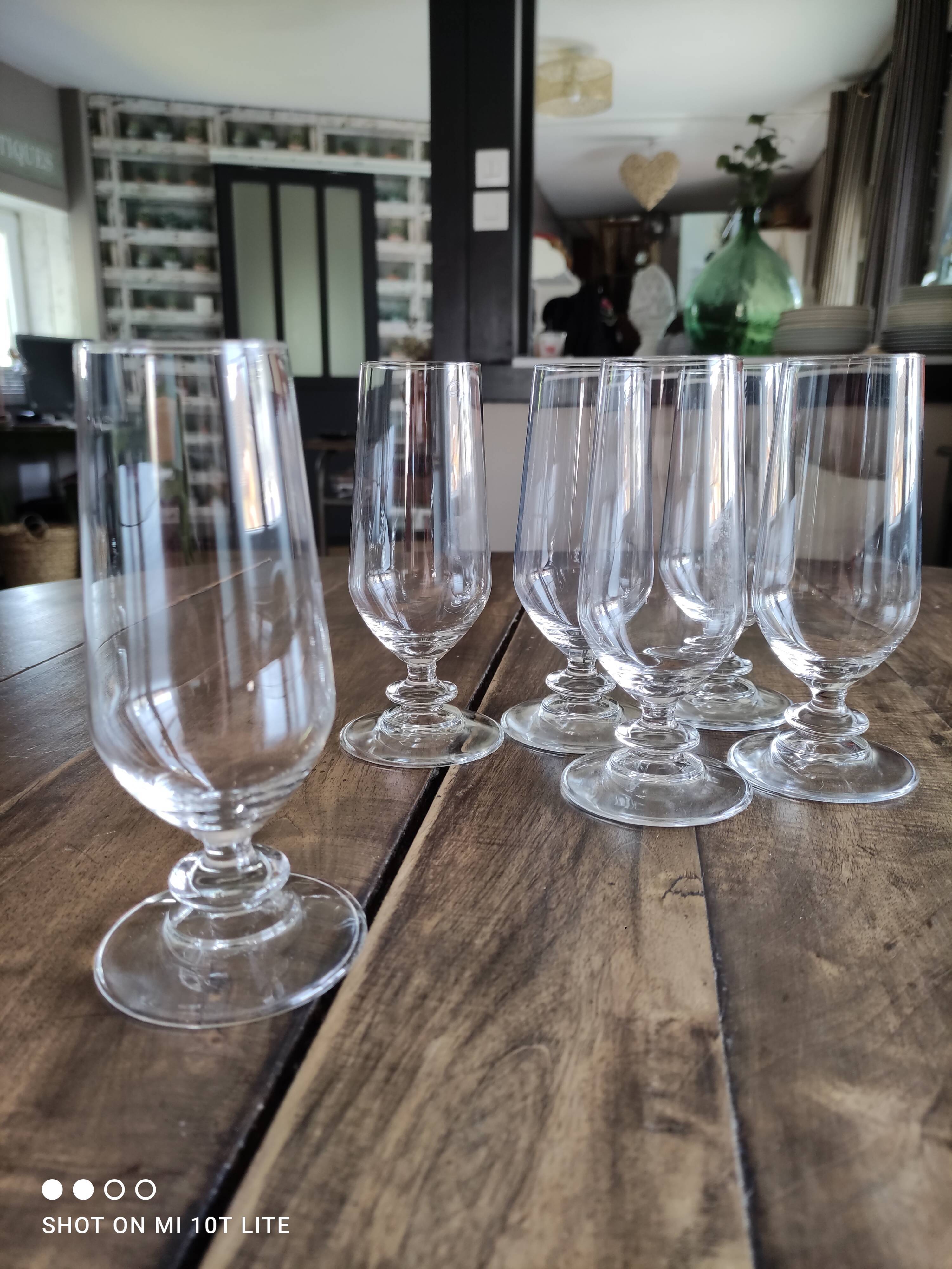 Set of 6 vintage champagne flutes on low crystalline stand