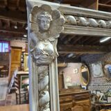 Miroir patiné beige avec des têtes de femme