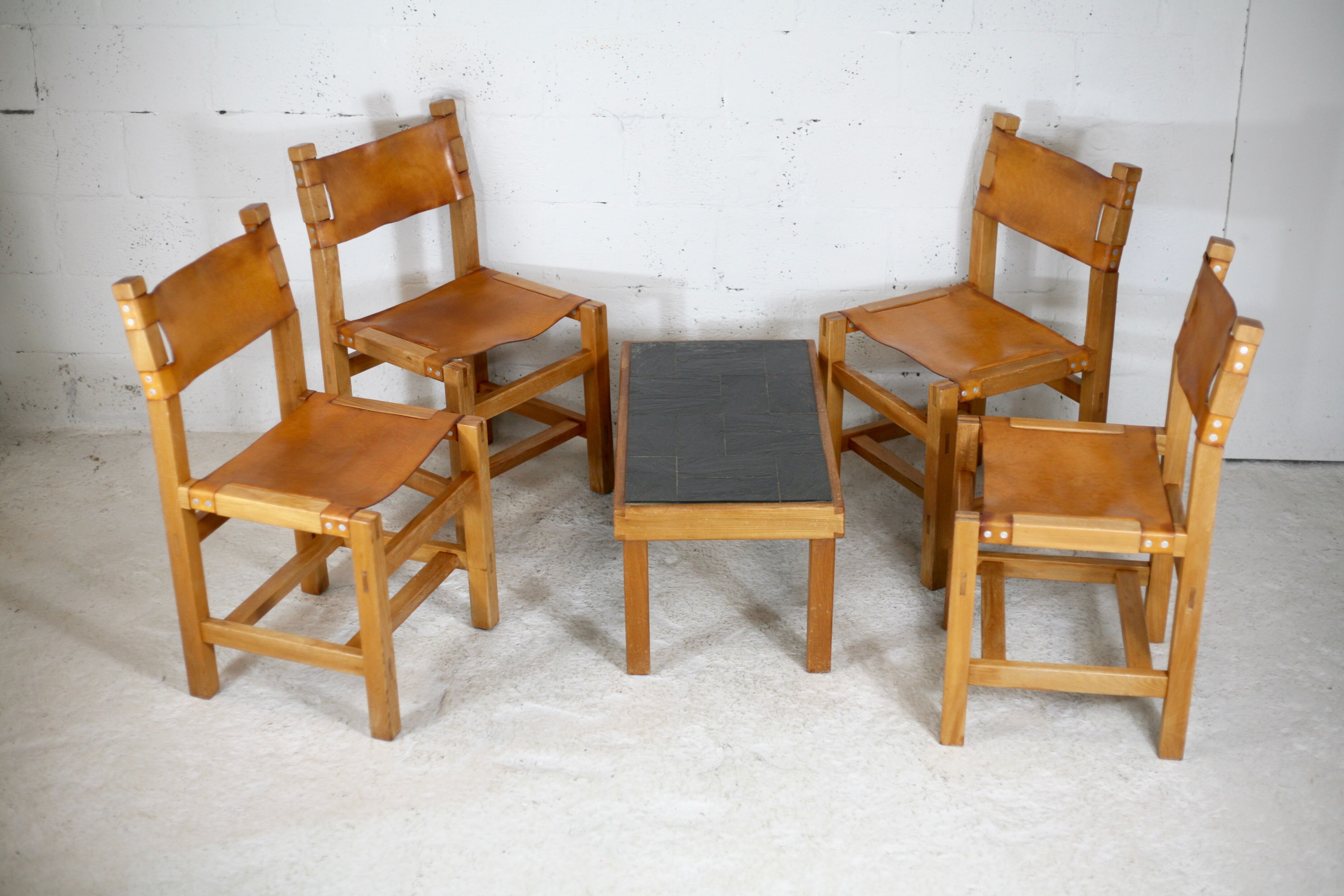 Ensemble de 4 chaises et table basse Maison Regain, France, circa 1970