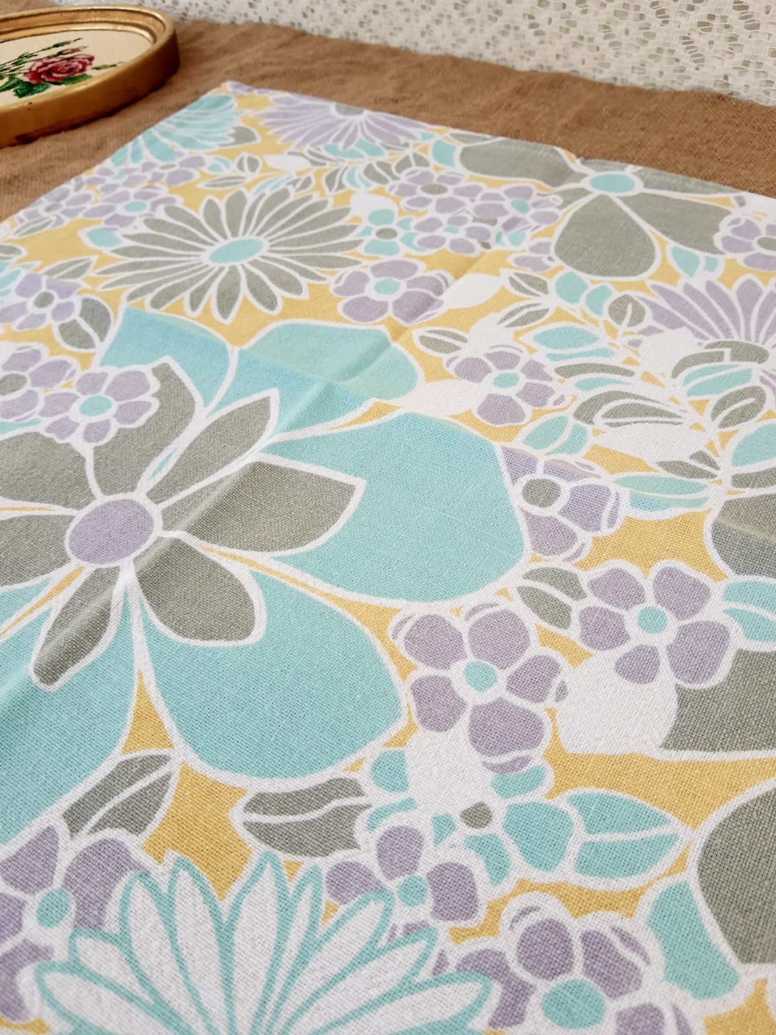 Round tablecloth and 6 napkins with vintage flower patterns