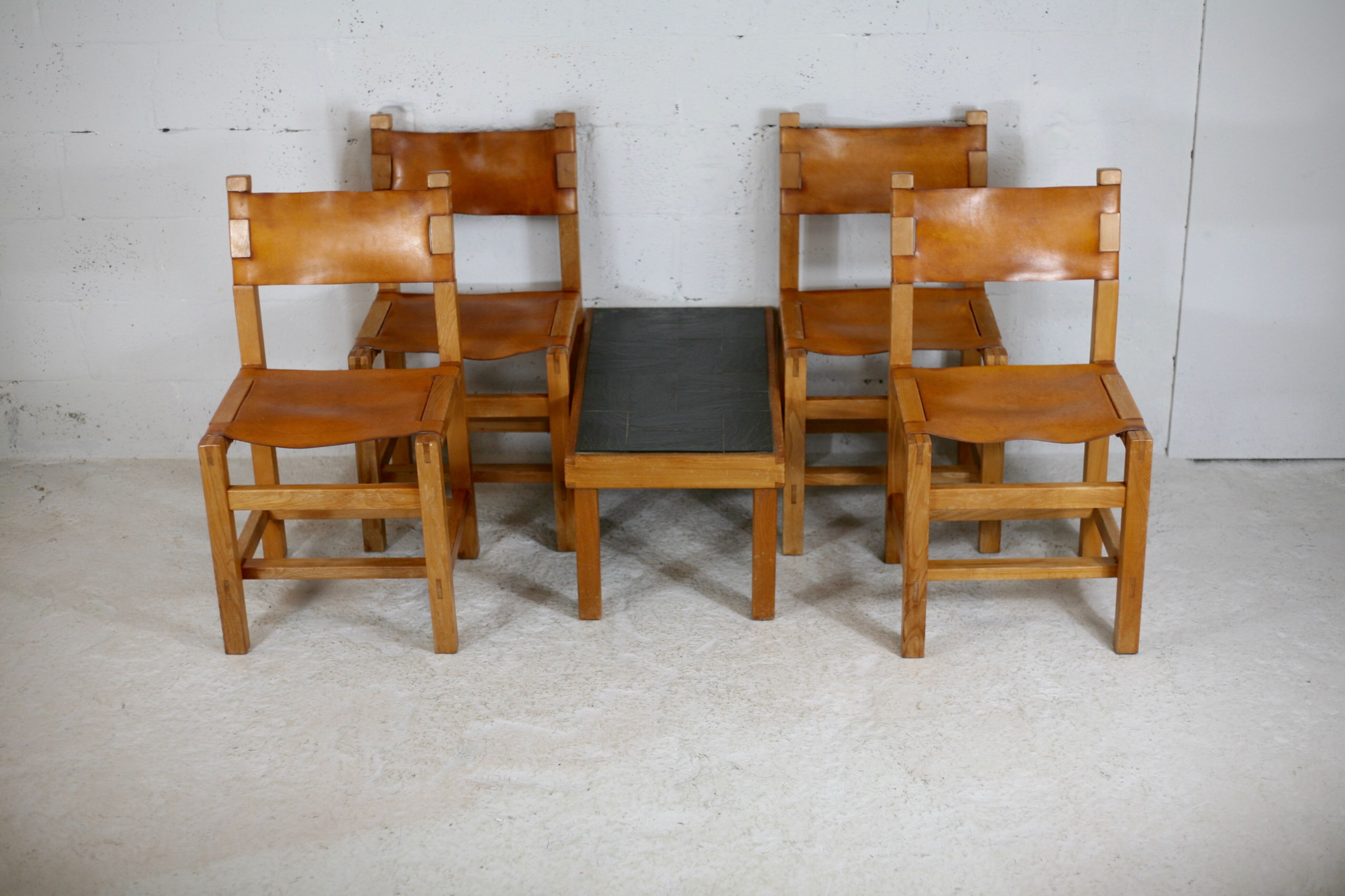 Ensemble de 4 chaises et table basse Maison Regain, France, circa 1970