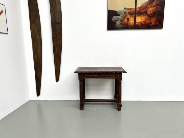 Table à écrire en chêne sculpté, XIXe siècle