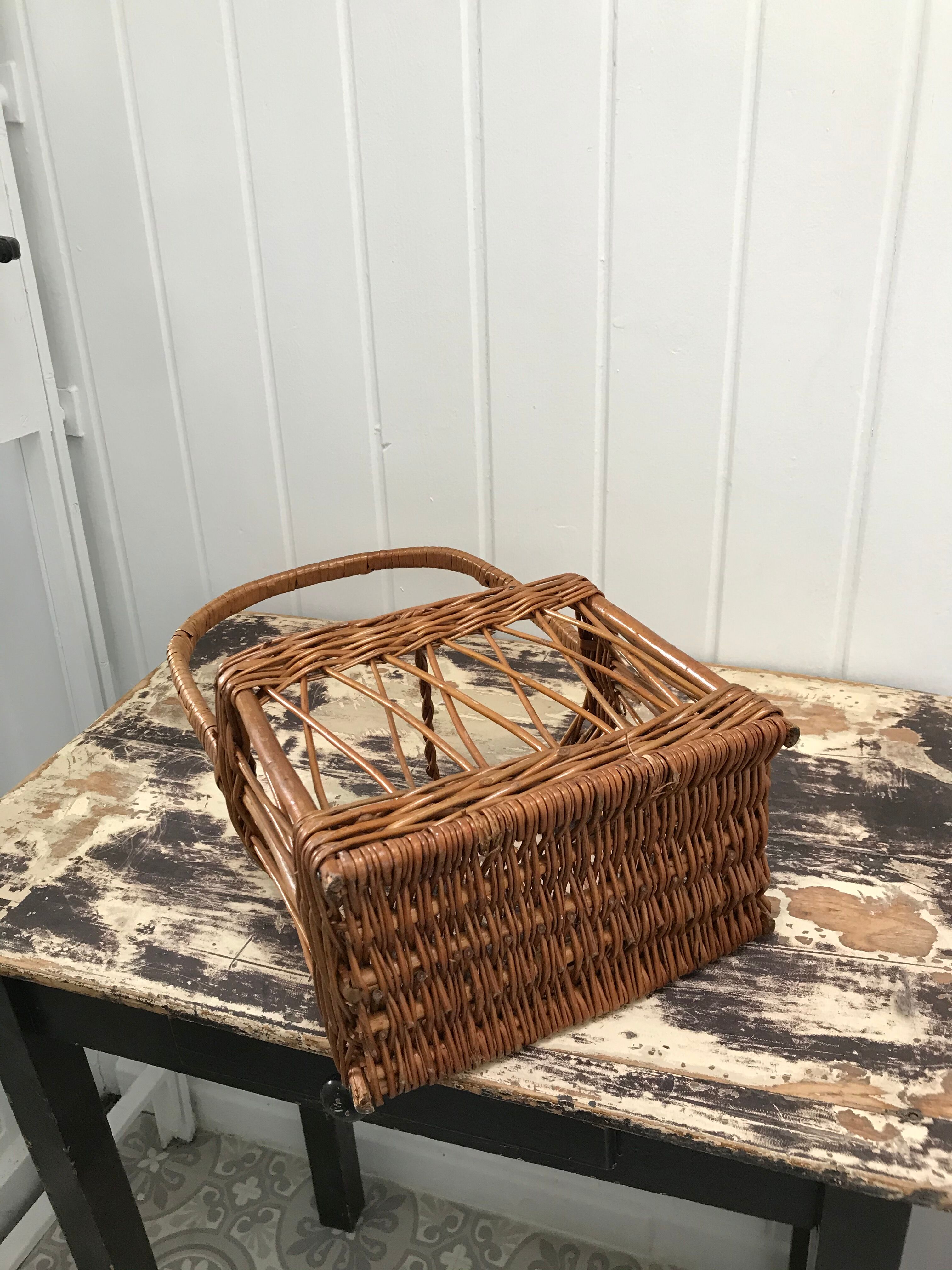 Wicker bottle holder