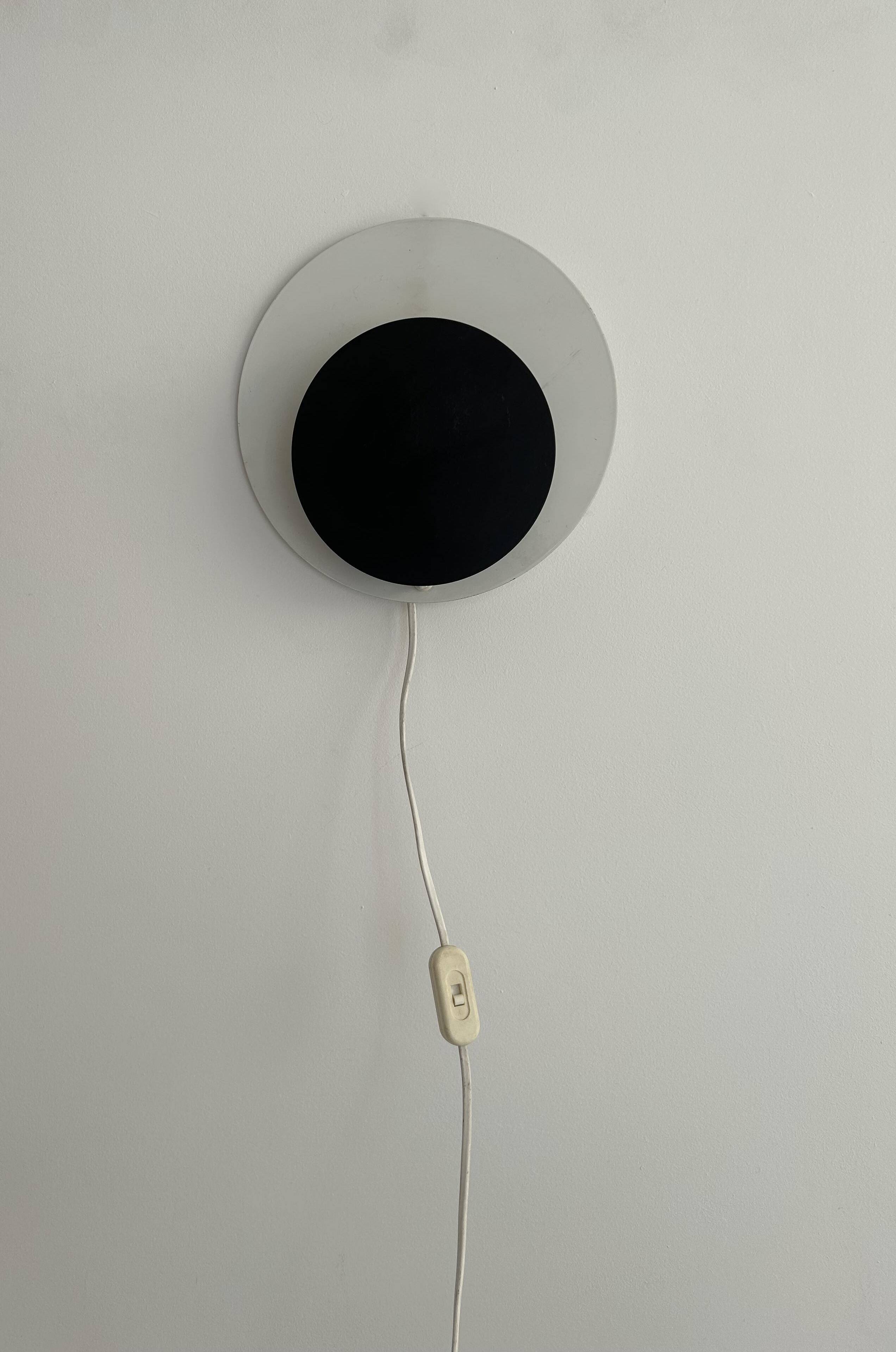 Vintage "Cirkle" wall lamp in black and white lacquered metal, Denmark 1970s