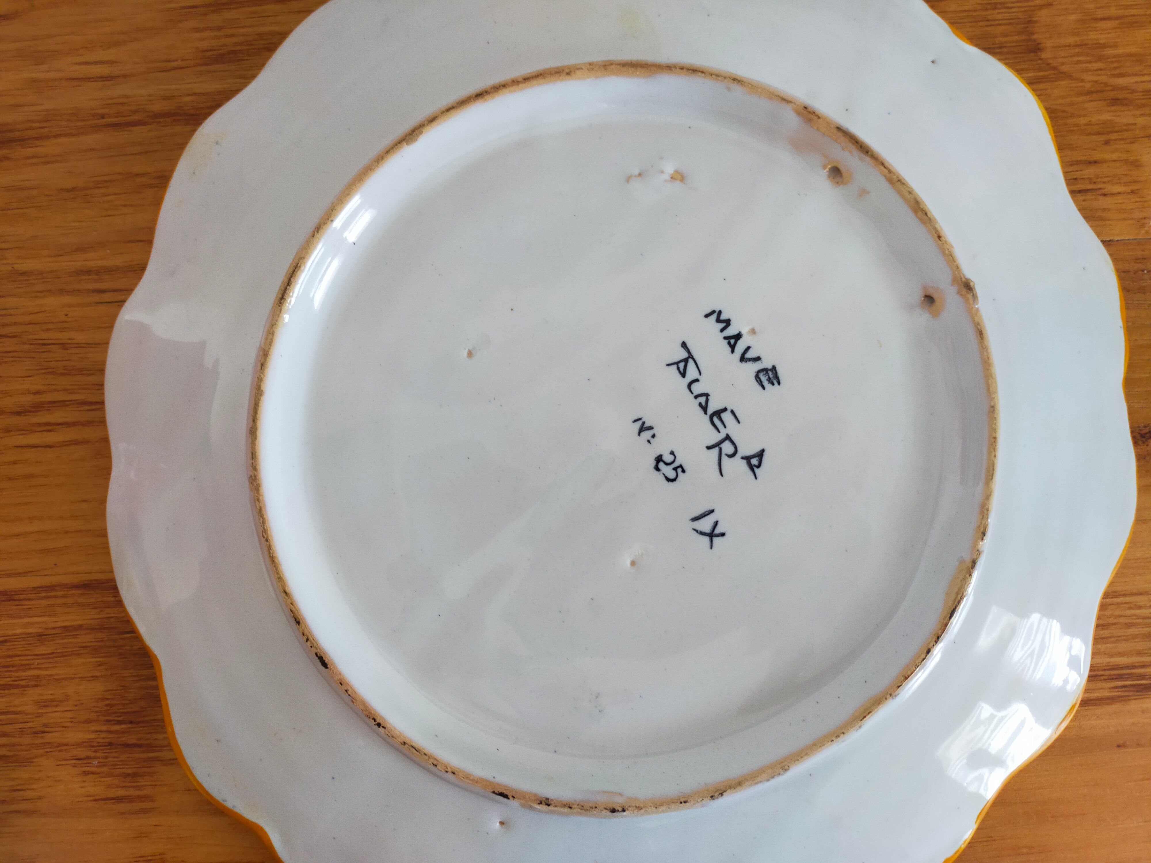 Hand-painted hand-painted decorative plate