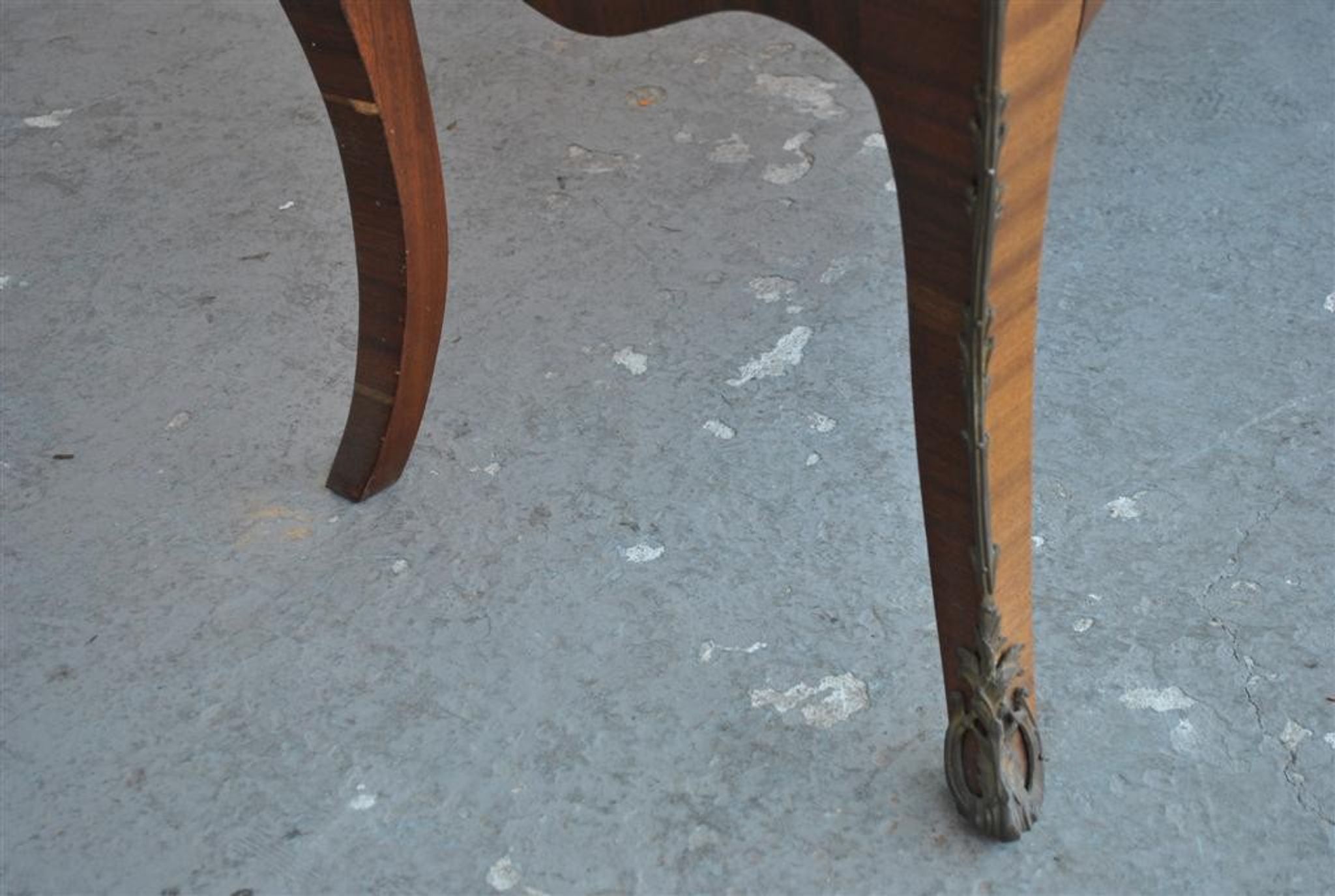 Commode de style Louis XV marbre brèche bronze doré XIXème