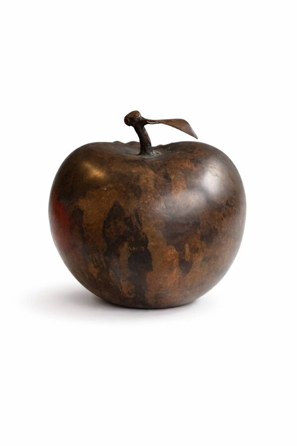 Sculpture en bronze de Bogomil Jivkov – La pomme (1991)
