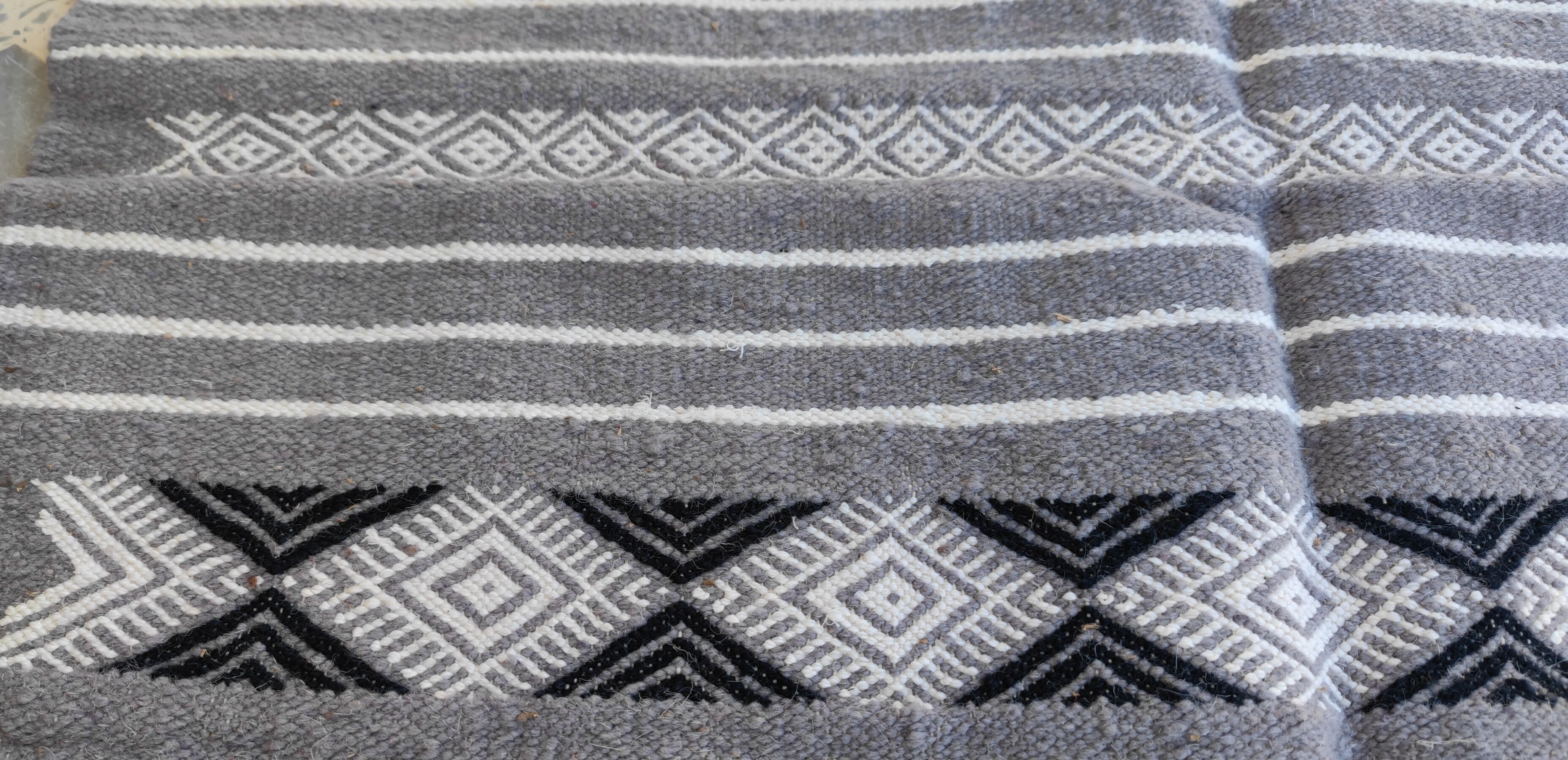 Hand-woven kilim rug in natural wool, 145x90 cm
