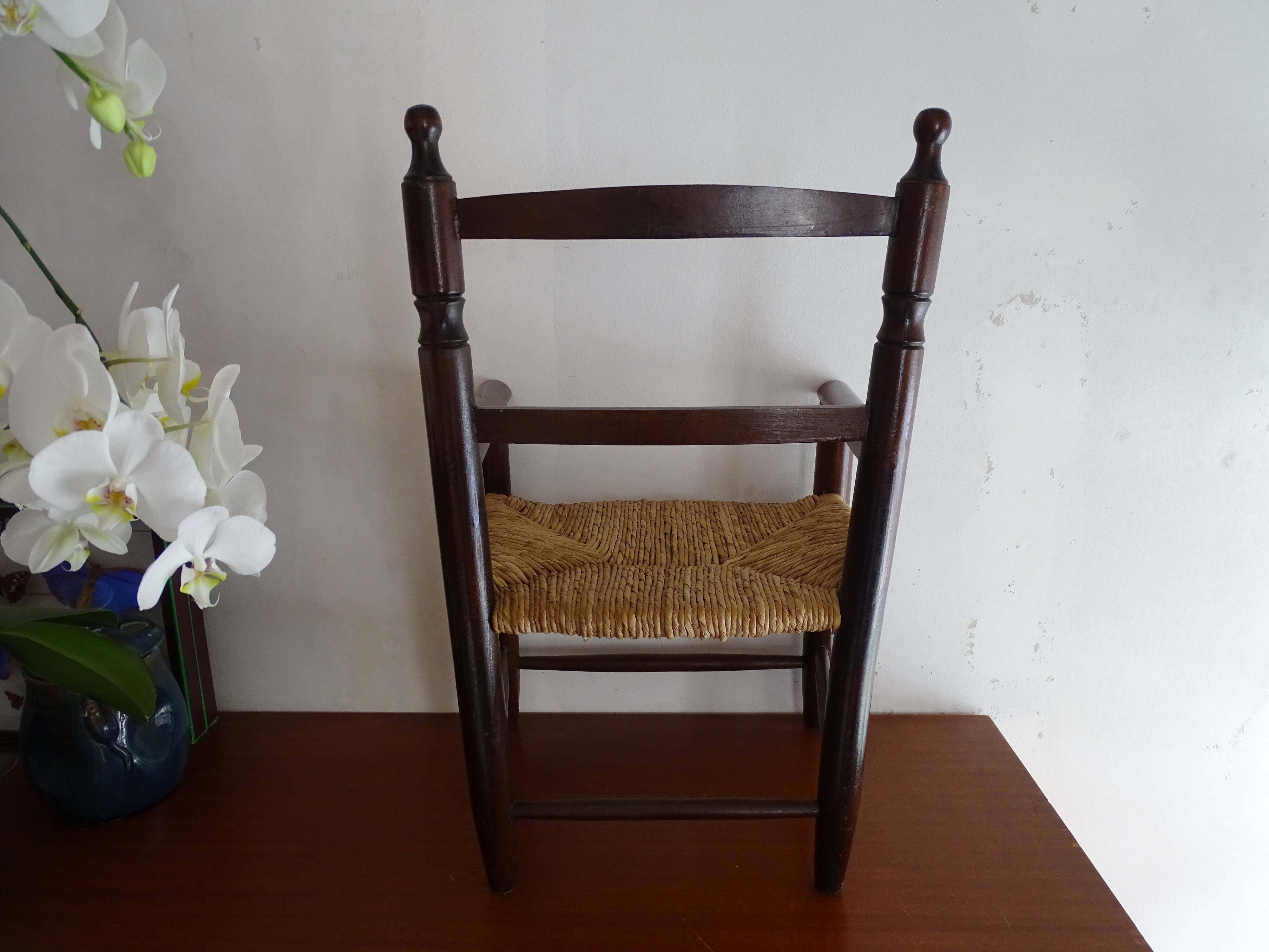 Chaise paillée enfant en bois vintage