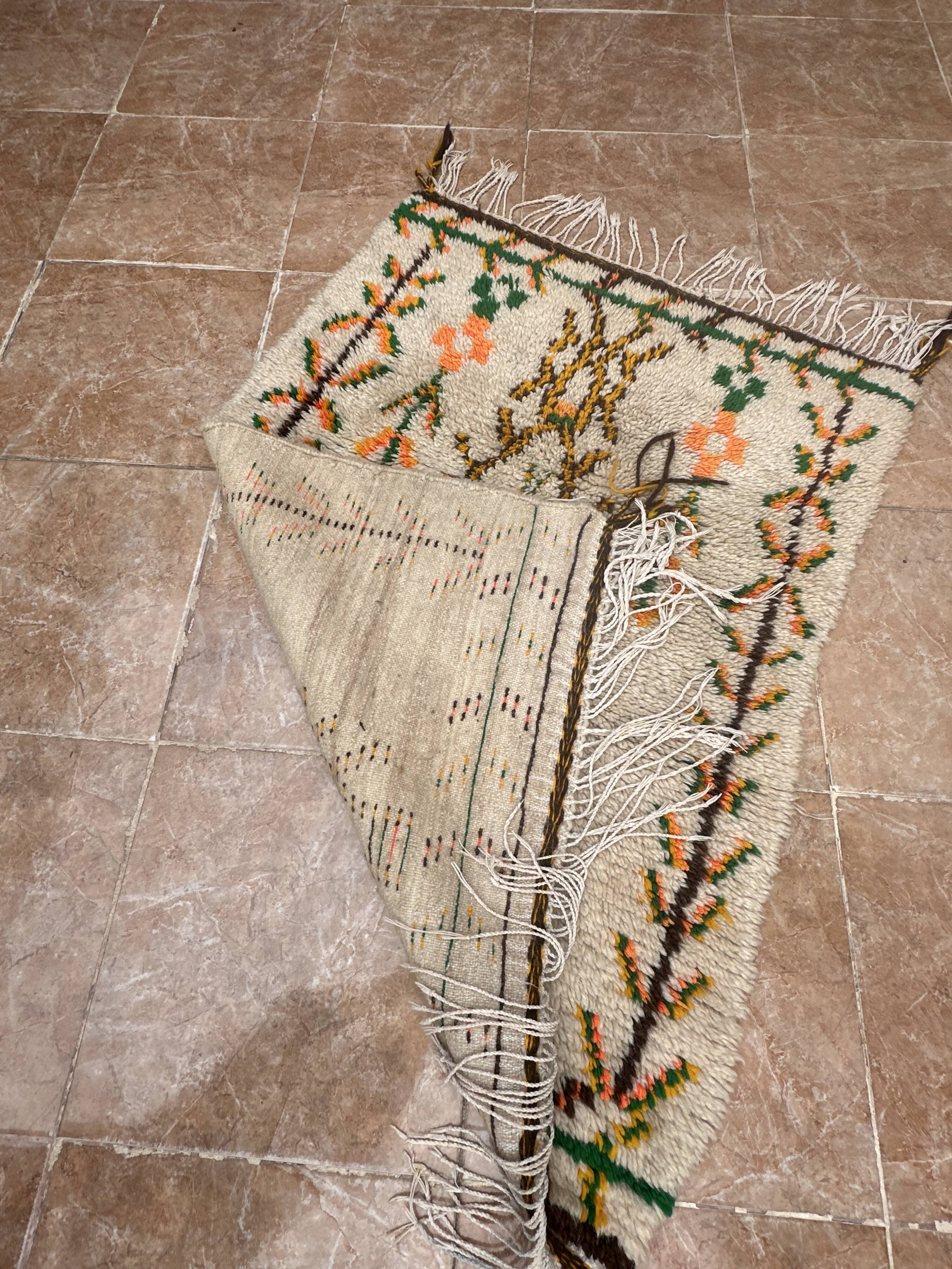 Tapis marocain Azilal fait main, tapis berbère en laine tissé à la main.