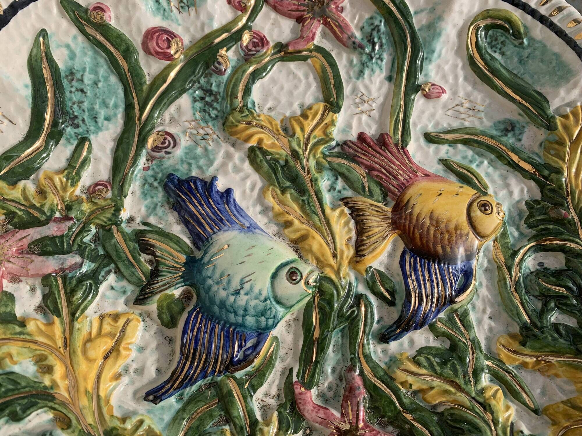 Dish in enamelled ceramic slip, with fish motifs, decorative, collector, vintage