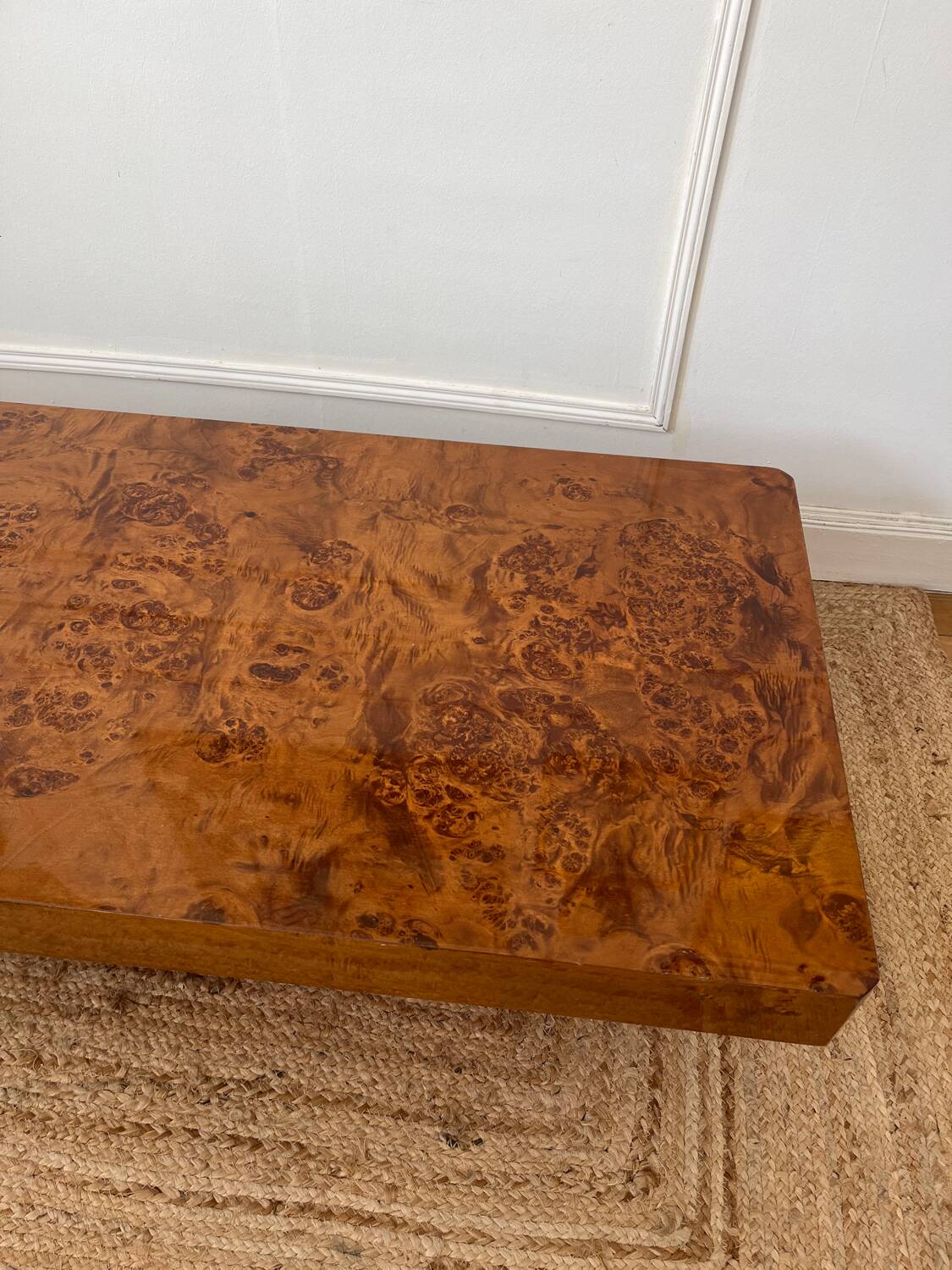 Table basse vintage en loupe d’orme