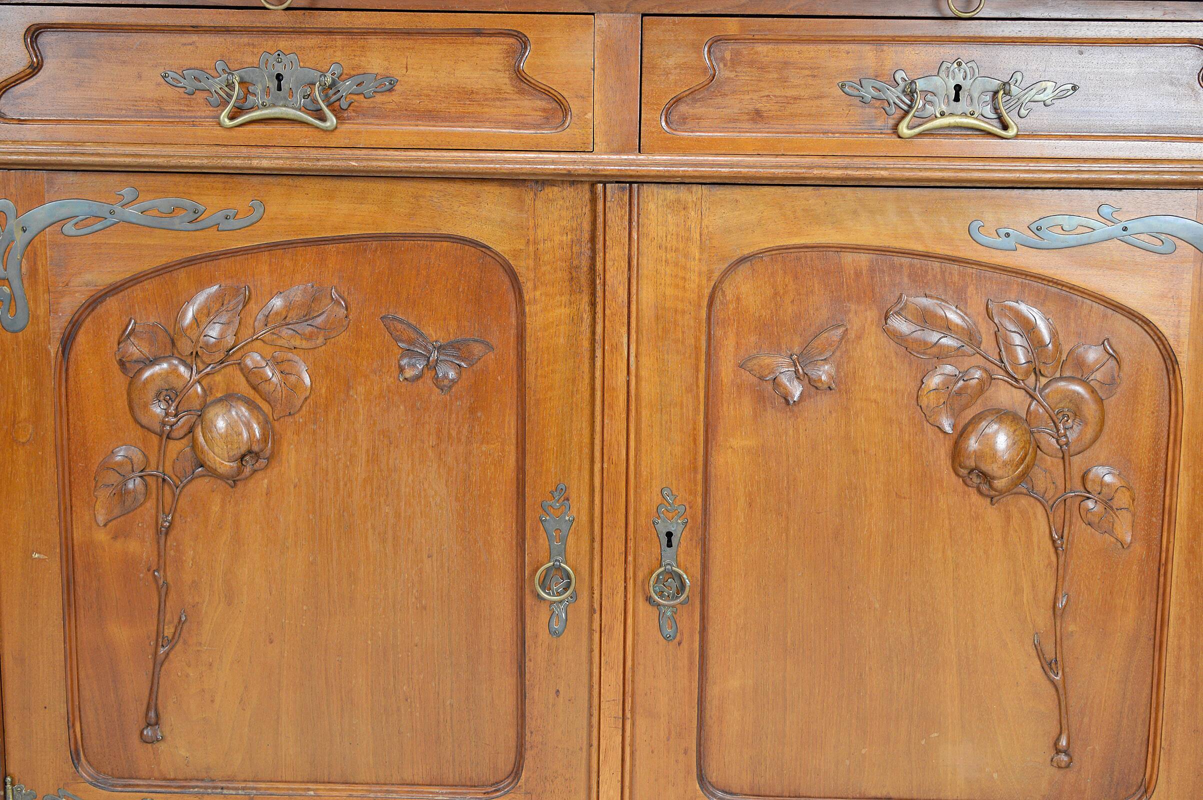 Buffet Art Nouveau en acajou sculpté et vitraux, vers 1900