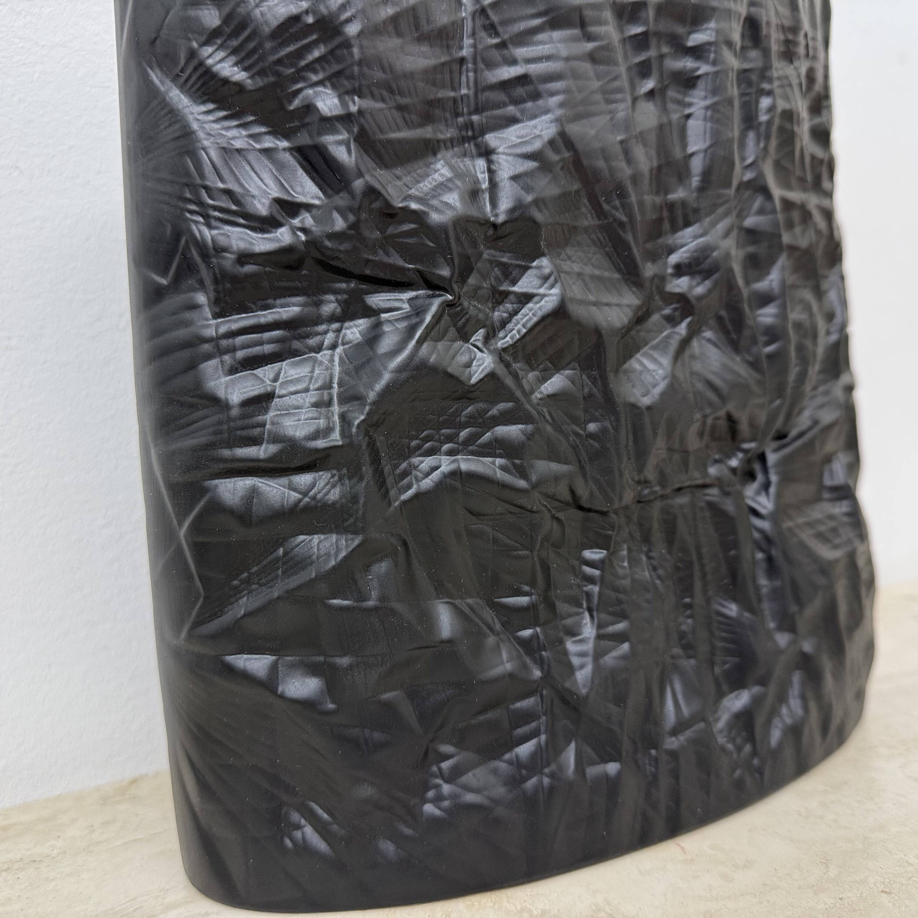 Martin Freyer Rosenthal Bisque Porcelaine Noire Papier Relief Vase Op Art