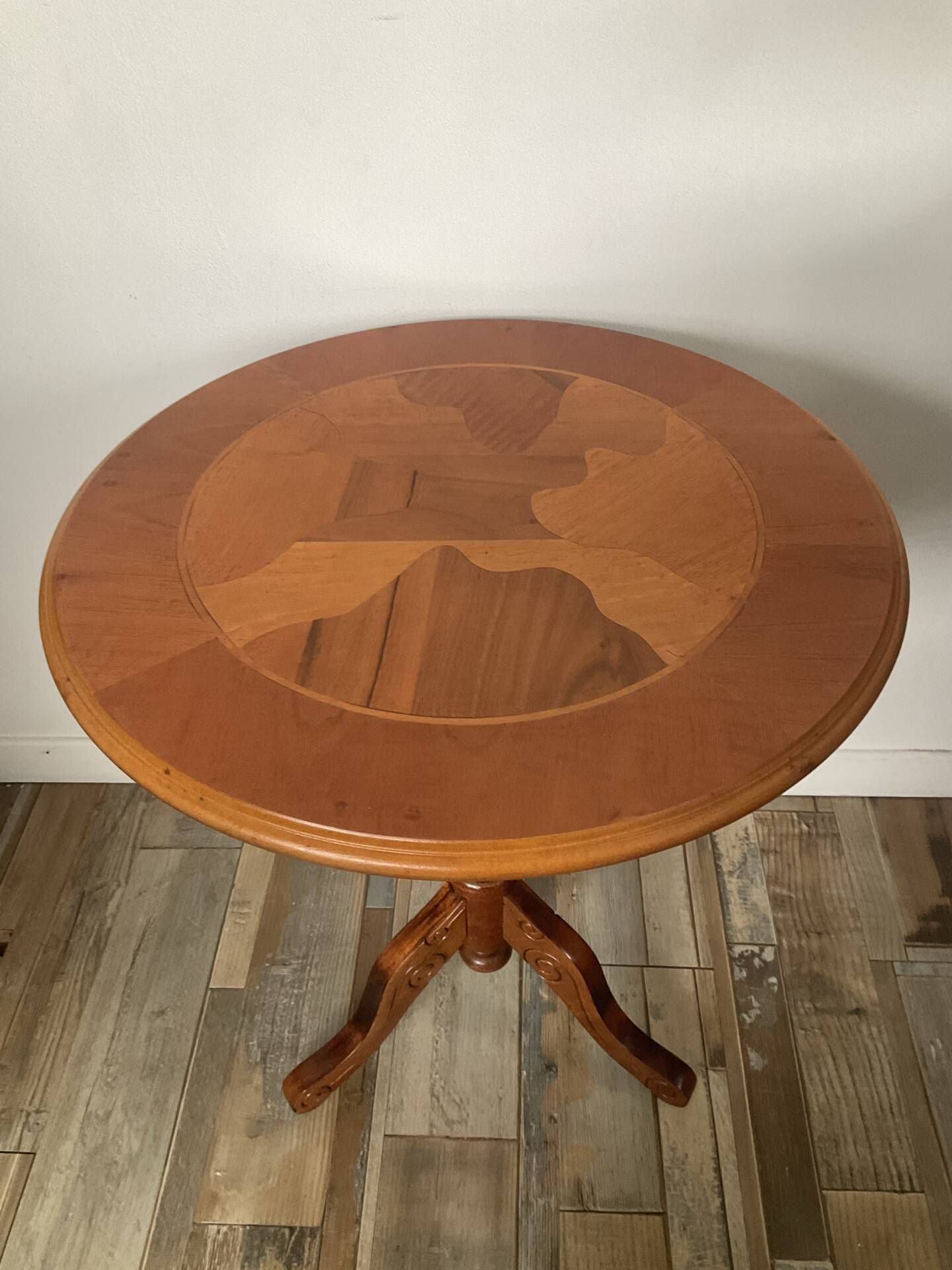 Side table or end table in solid wood with marquetry top.