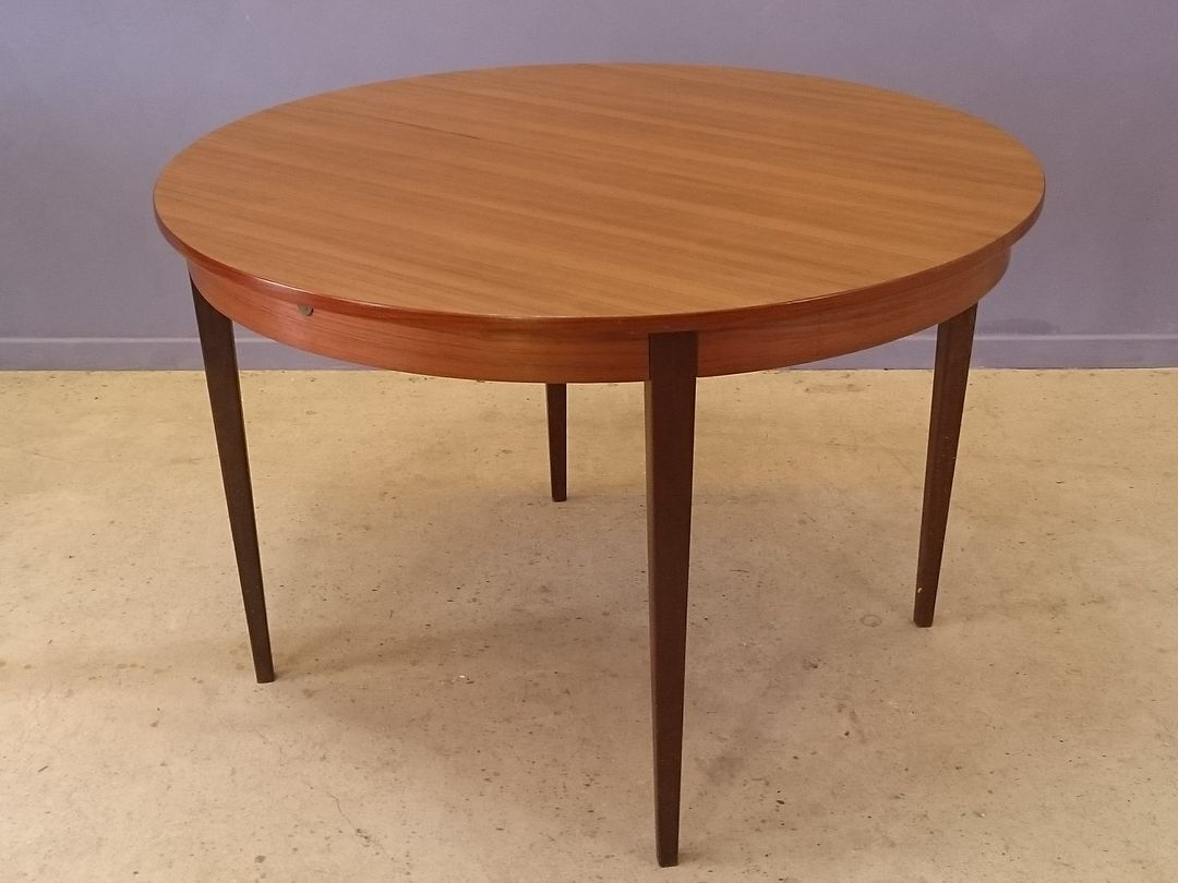 Scandinavian round table feet strung