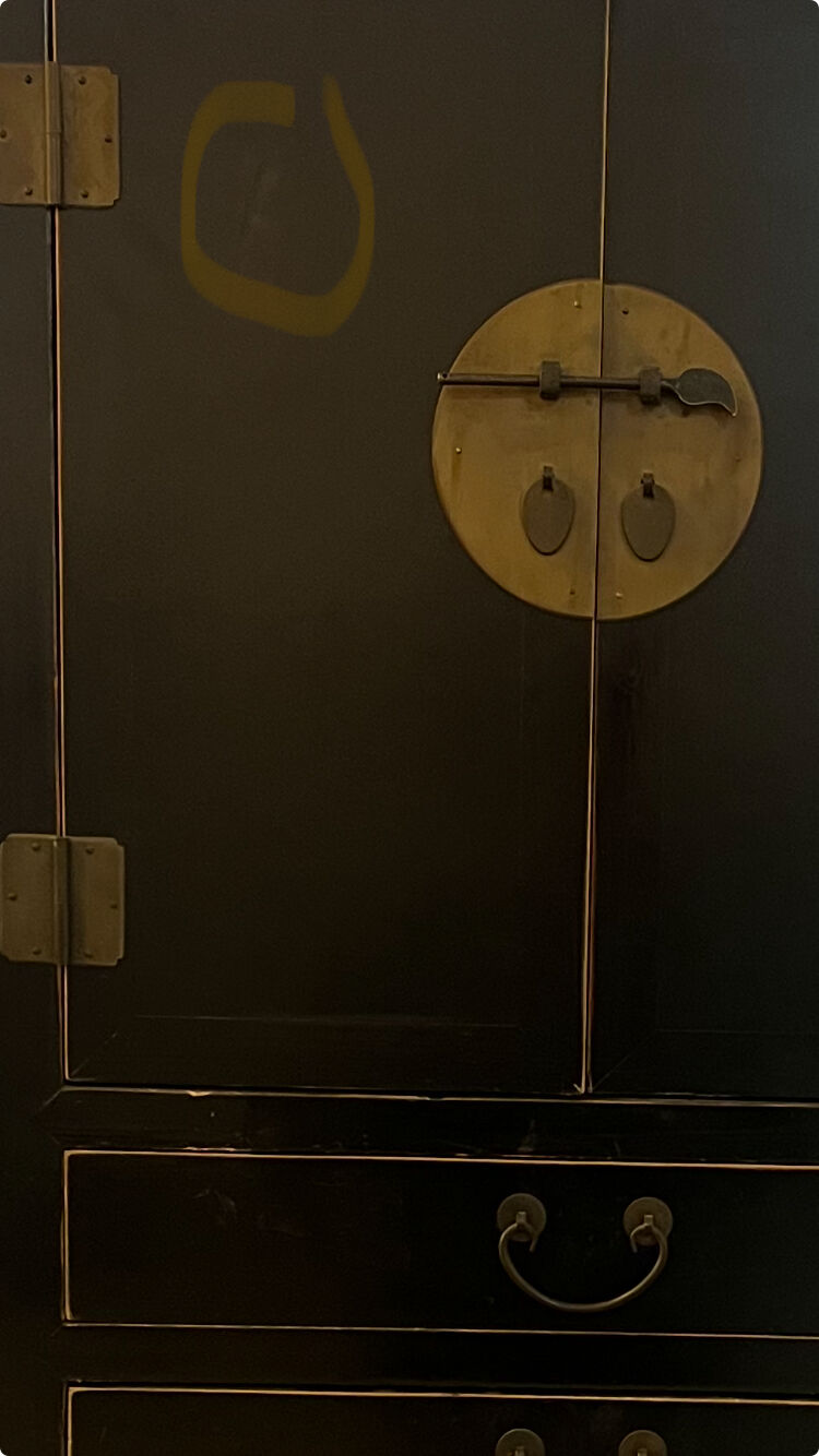 Armoire d’inspiration asiatique en bois laqué noir