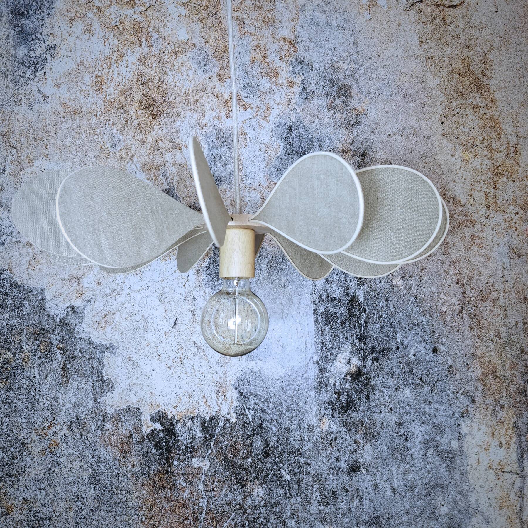 12-blade propeller suspension in rattan and natural linen