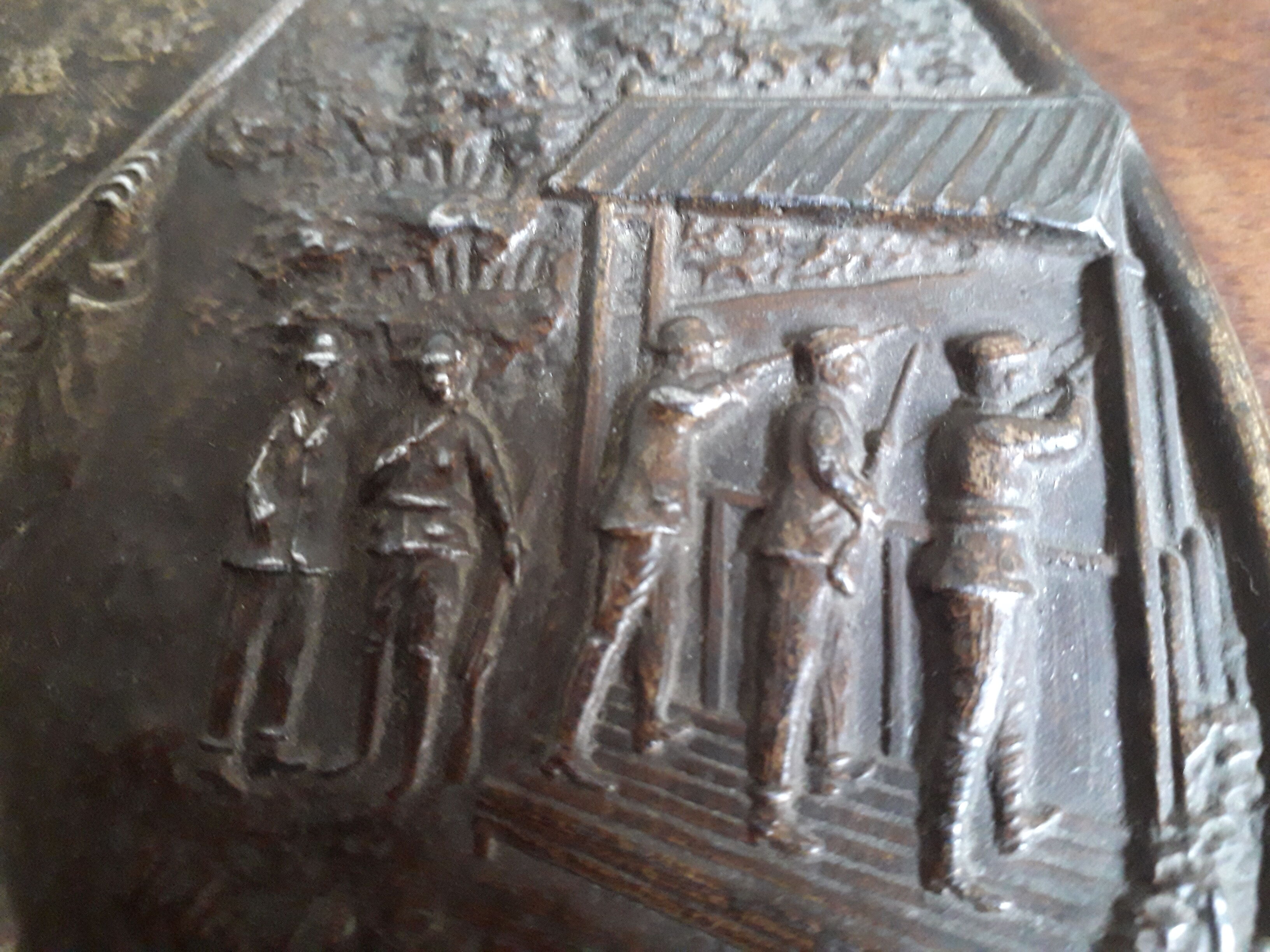 Médaillon en régule sur plaque de bois scène de chasse