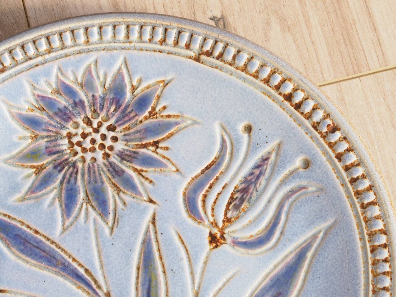 Decorative plate signed by the Poterie Perigordine, Jean Varoqueaux.