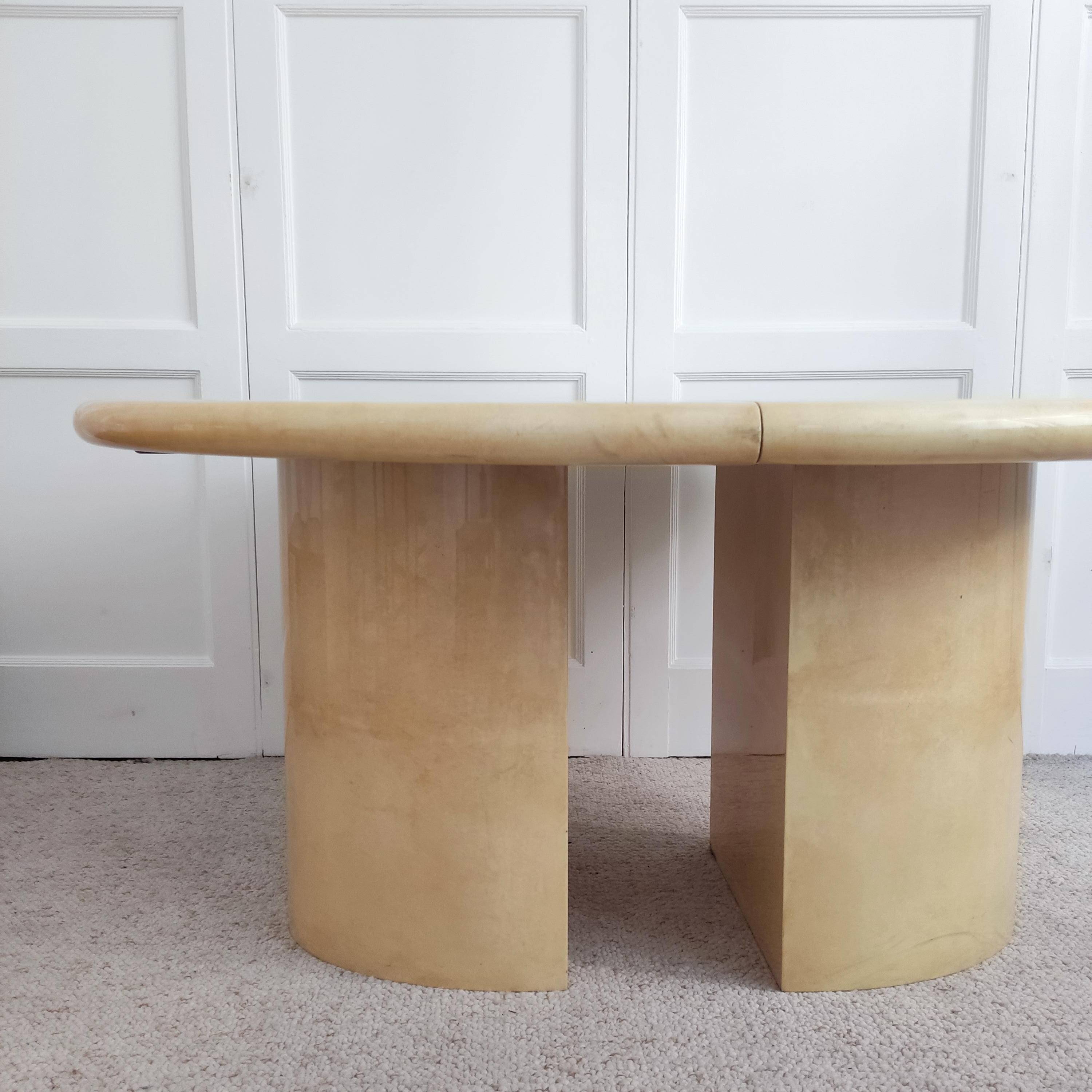 Table à manger en peau vernis