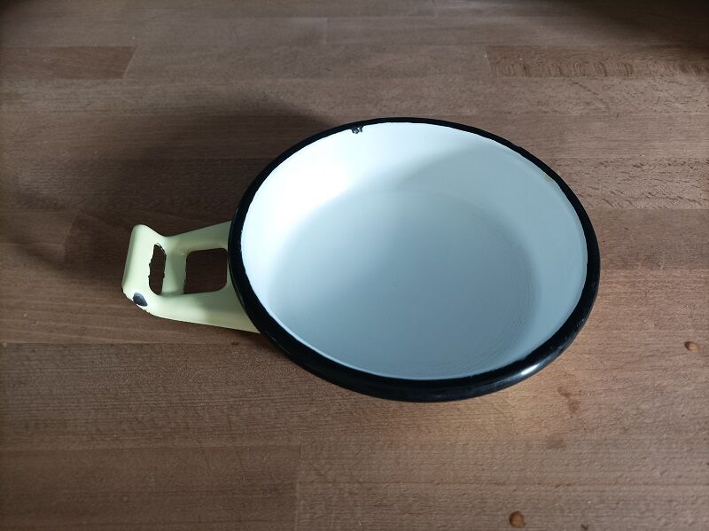 Flat round enamelled metal pale yellow edging black dp 0323156