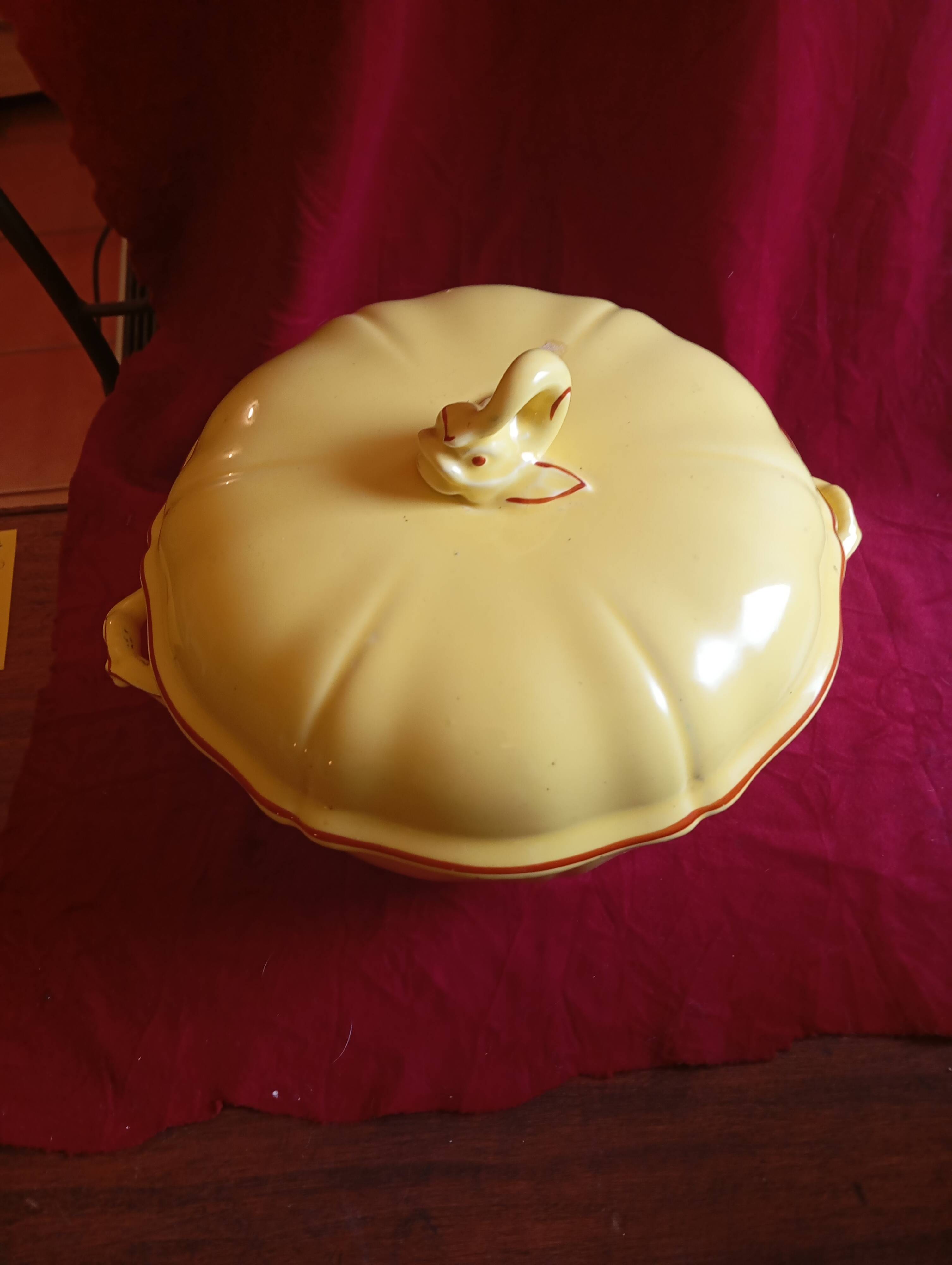 YELLOW "VINTAGE" POTTERY SOUP TUREEN
