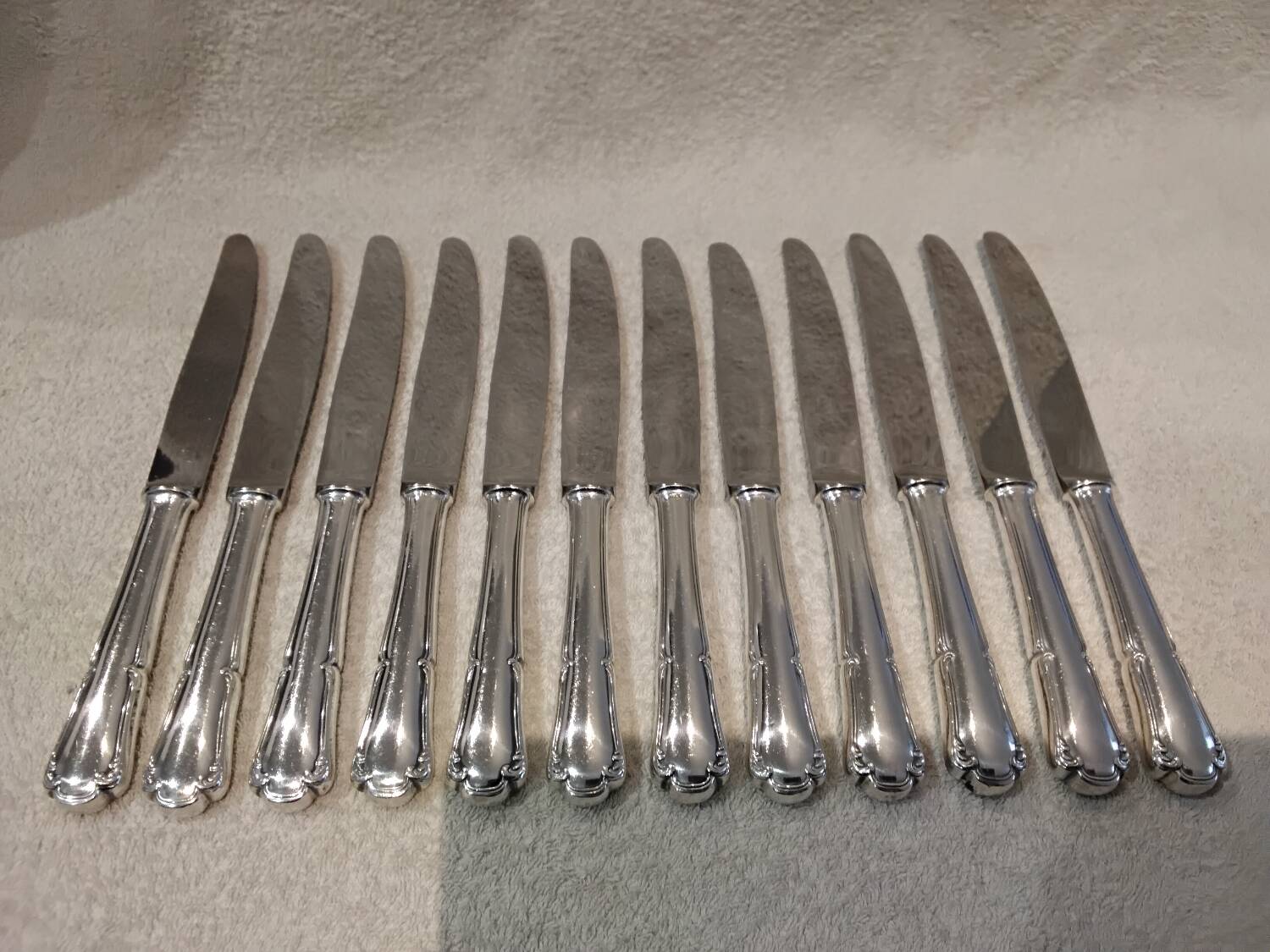 12 silver-plated table knives by Ercuis Valencay, 25cm