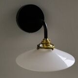 Applique murale en opaline blanche - douille et bras laiton, support metal