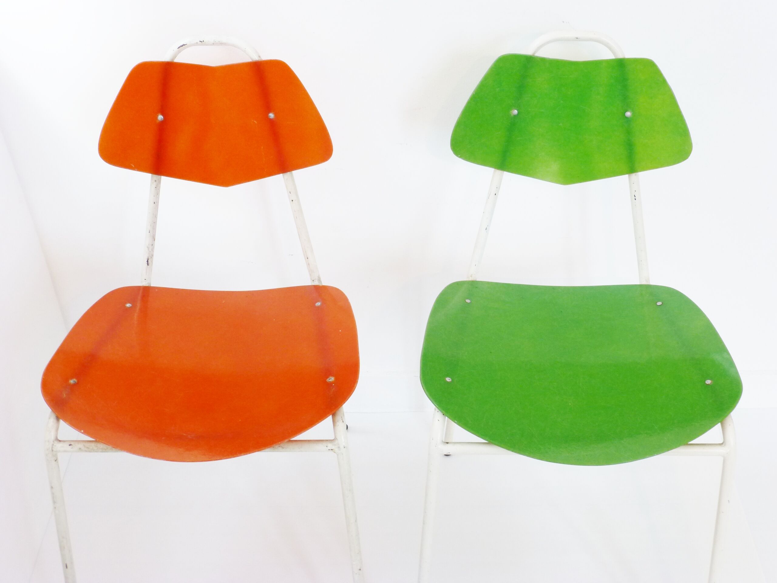 Pair of fiberglass and metal 1950 vintage chairs: french work of the 1950s