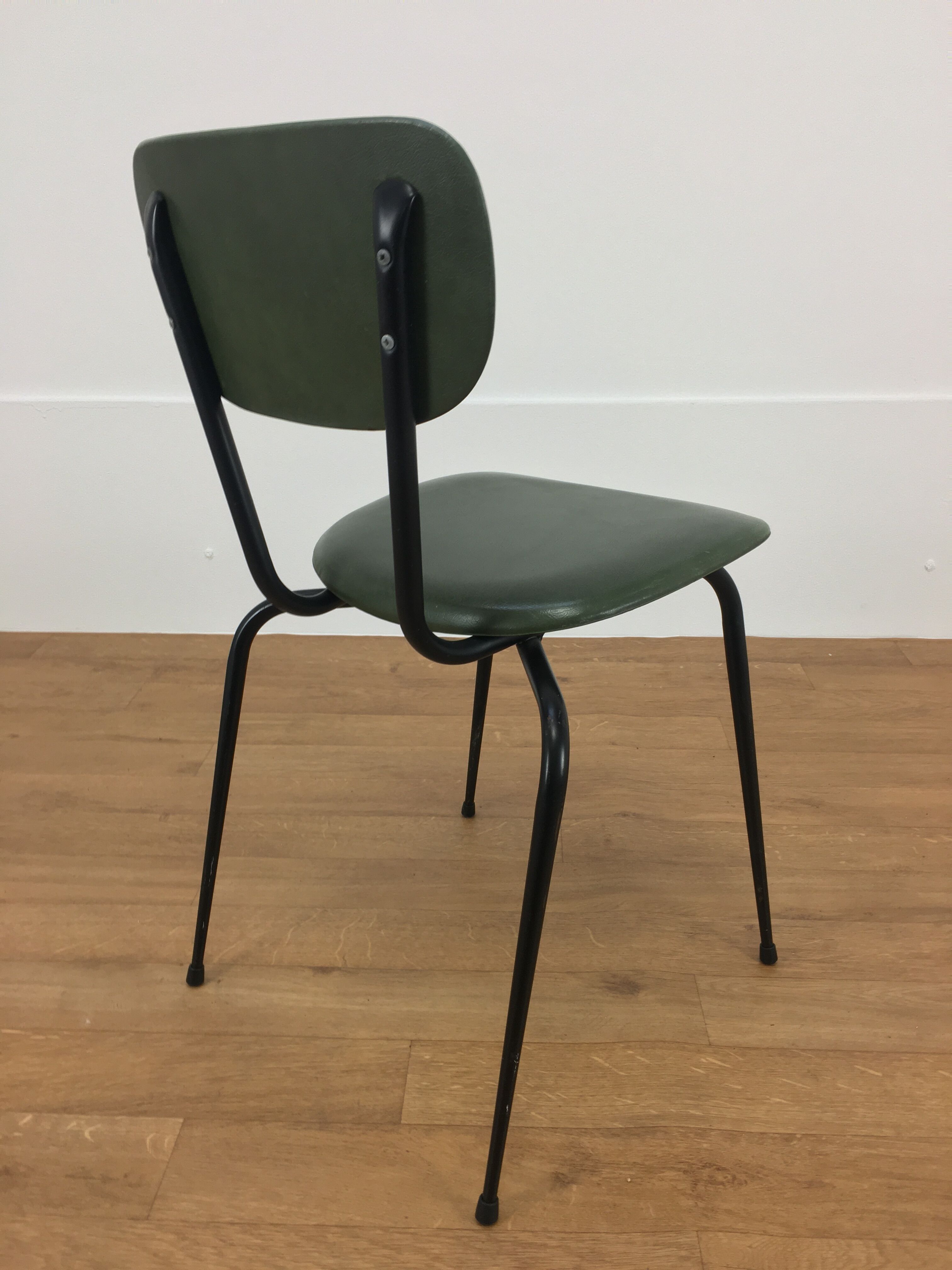 Set de 4 chaises années 50, métal et skaï vert