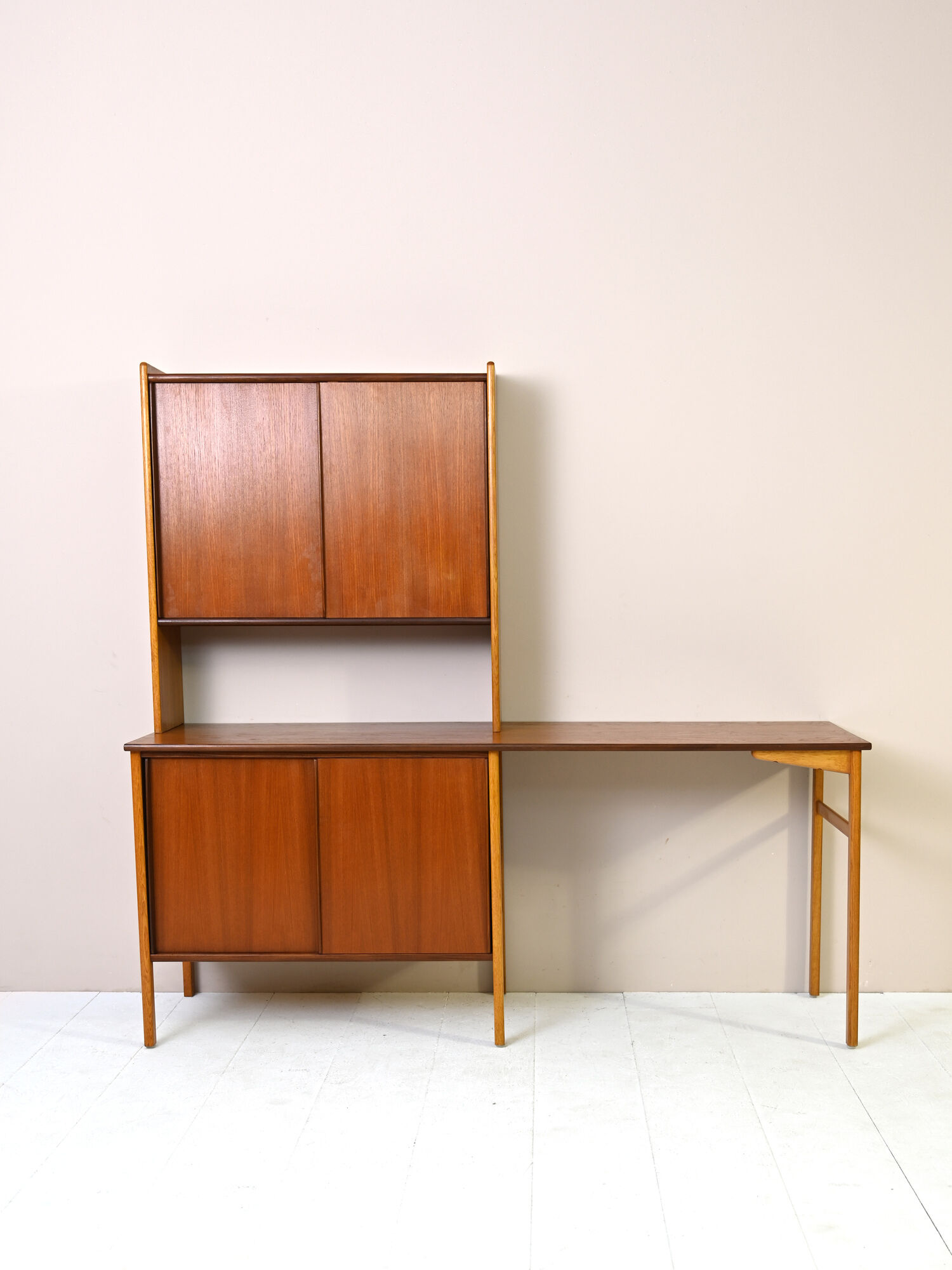 Scandinavian desk with bookcase and compartment with sliding doors