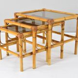 Ensemble de trois tables gigognes en bambou et verre fumé Espagne années 70