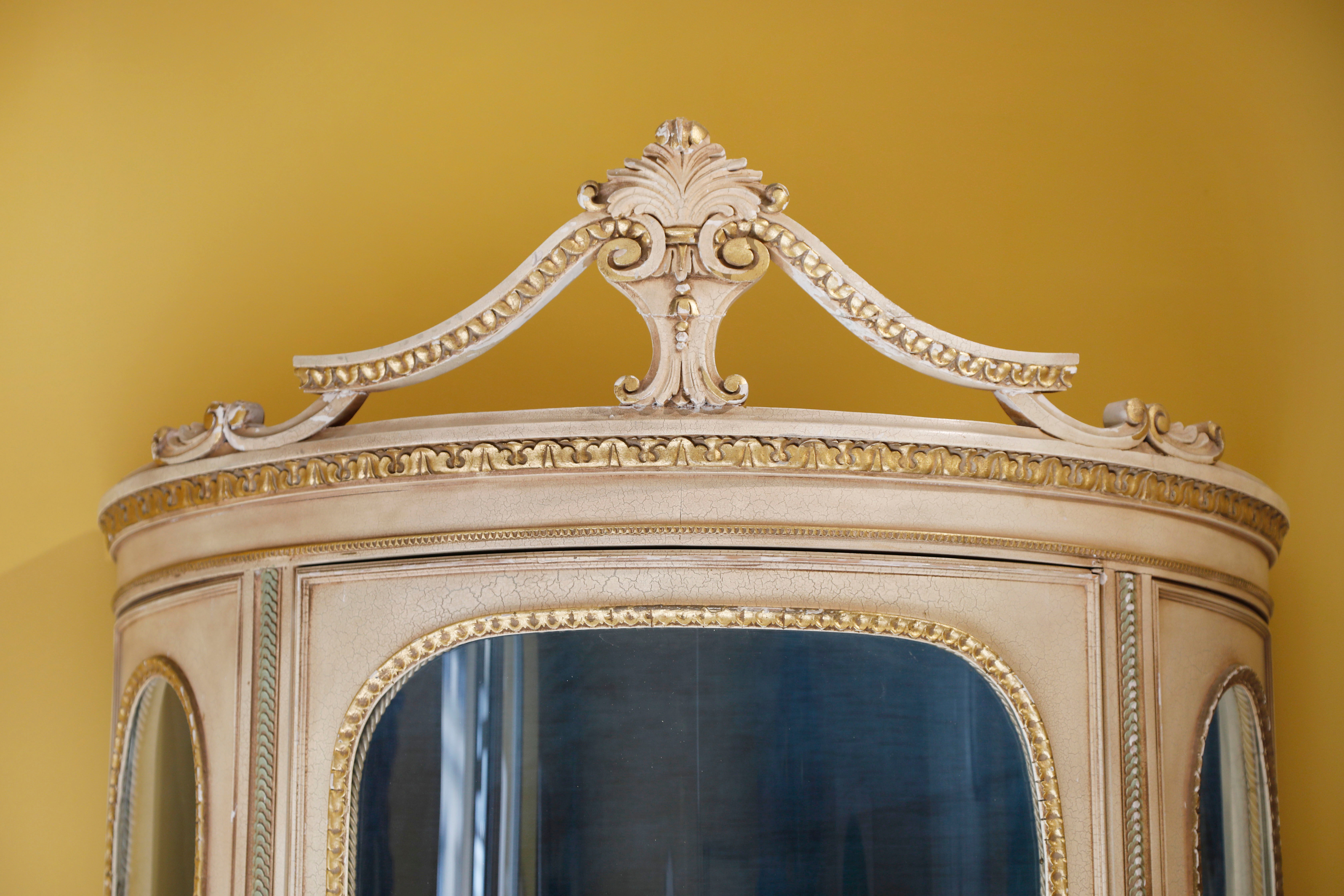 Venetian 1950s showcase