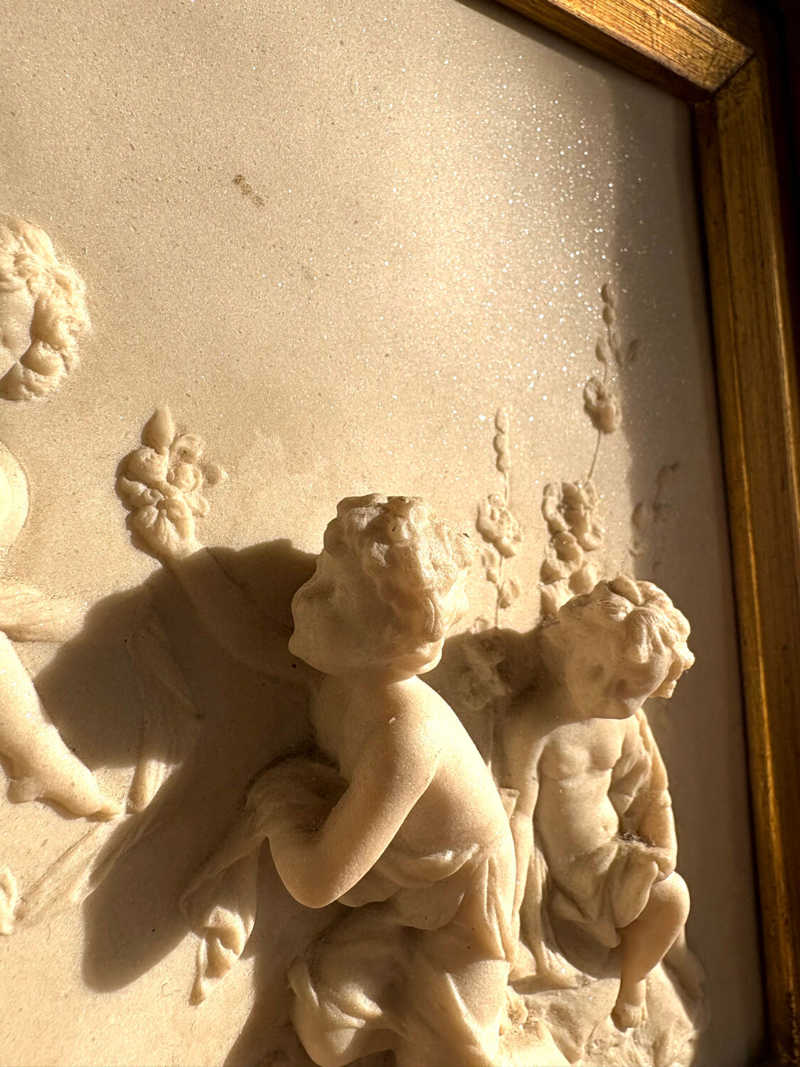 Marble bas-relief tableau of Putti