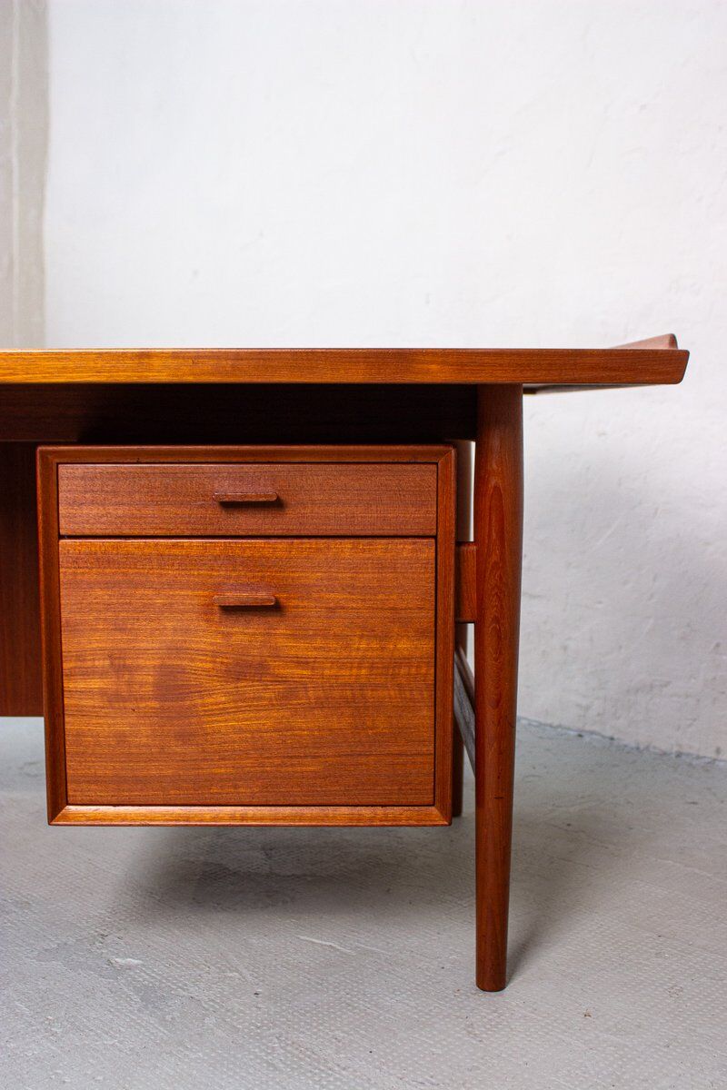 Danish mid-century desk model 207 in teak by Arne Vodder for Sibast, 1960s.