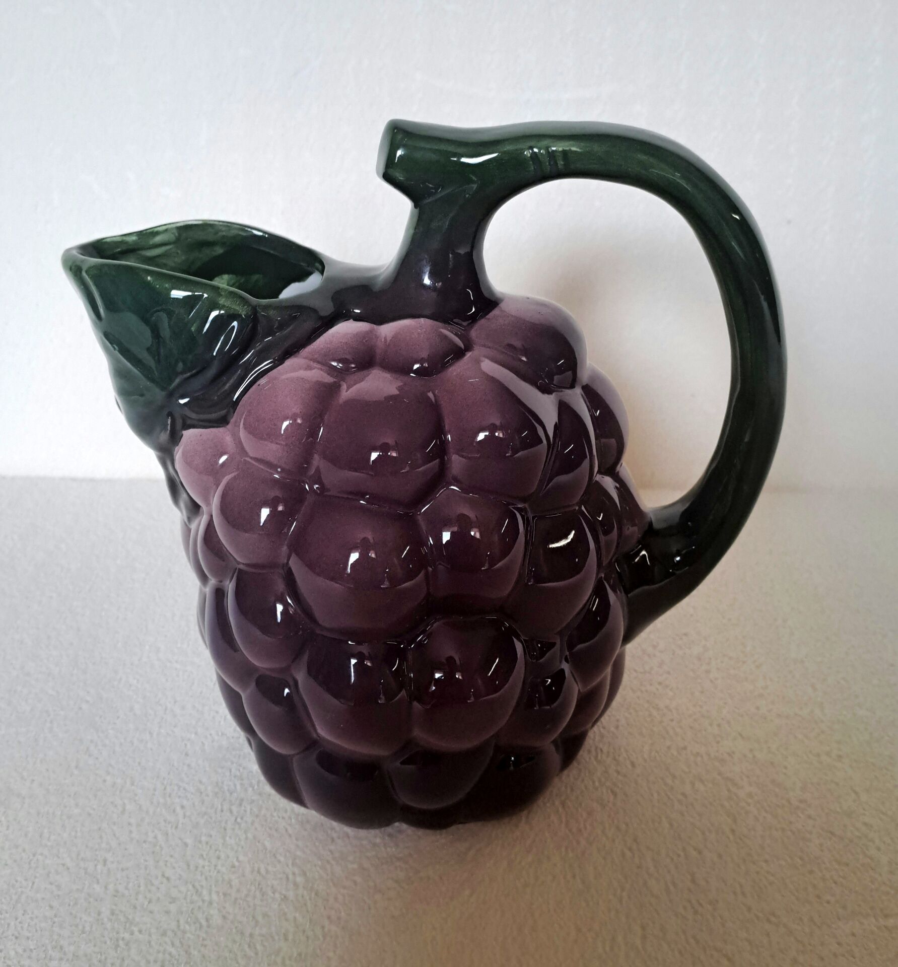 Jug in slipware Grape cluster