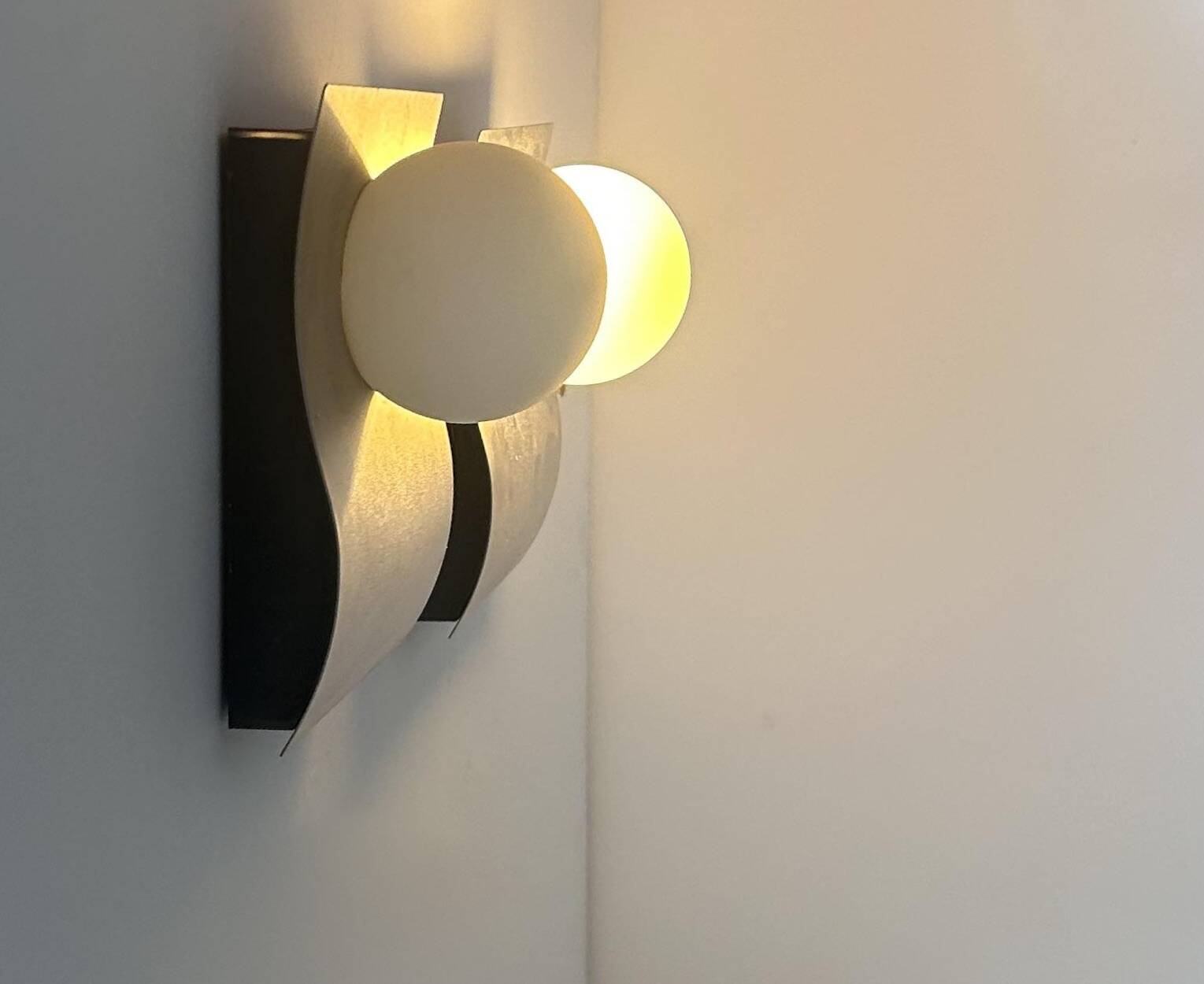 Applique vintage, métal brossé  et opaline, Allemagne 1990