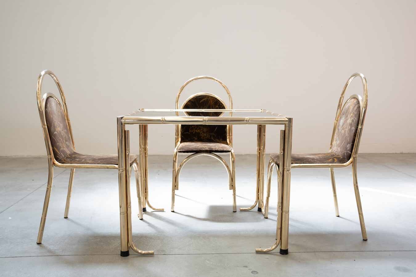Table peinte en or et 4 chaises en tissu d'origine