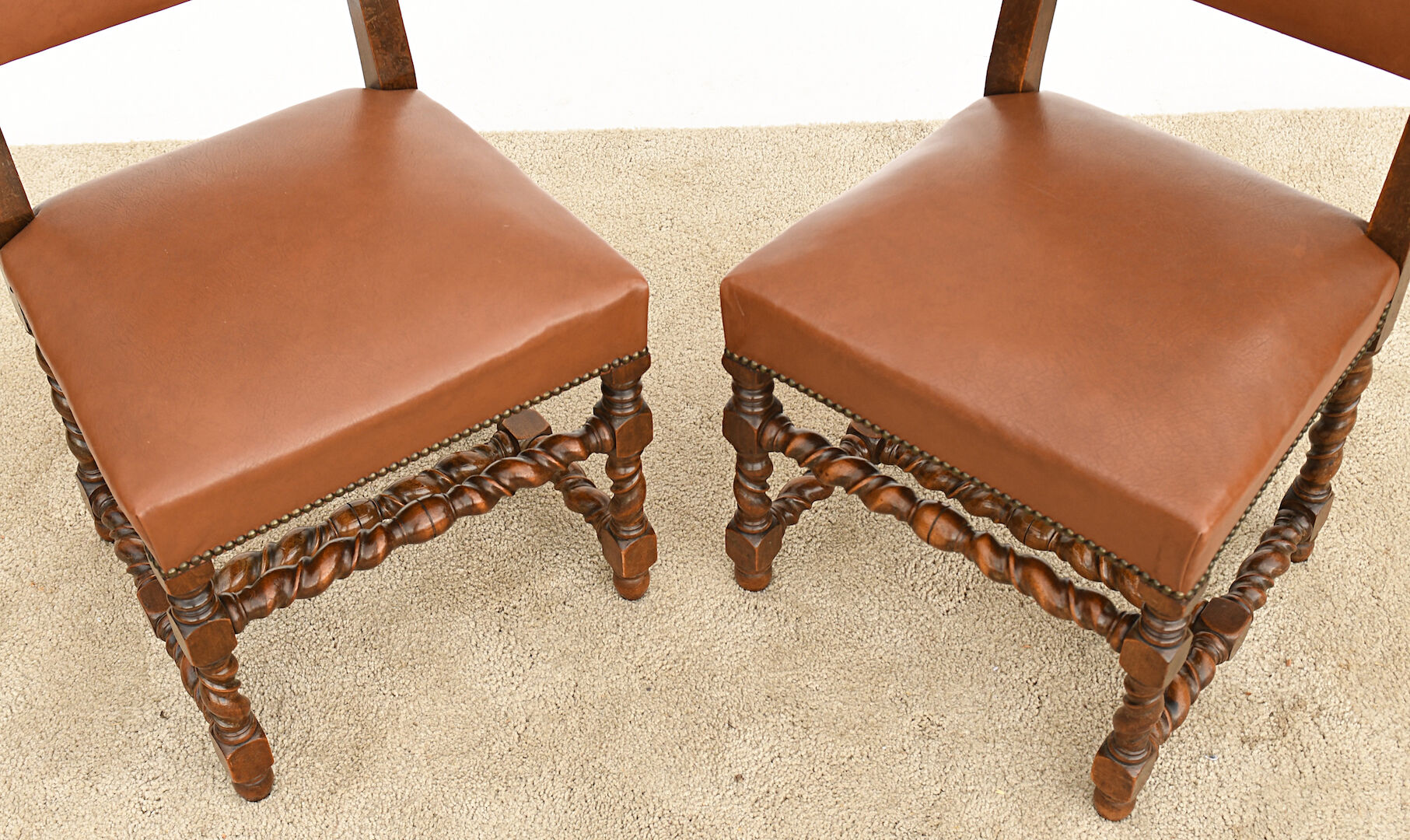 6 chaises de style Louis XIII