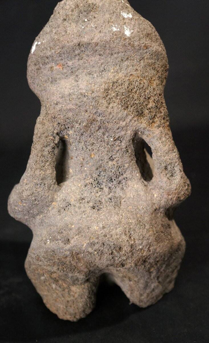 Anthropomorphic figure in volcanic stone, Oceanic tribal art, 17th century