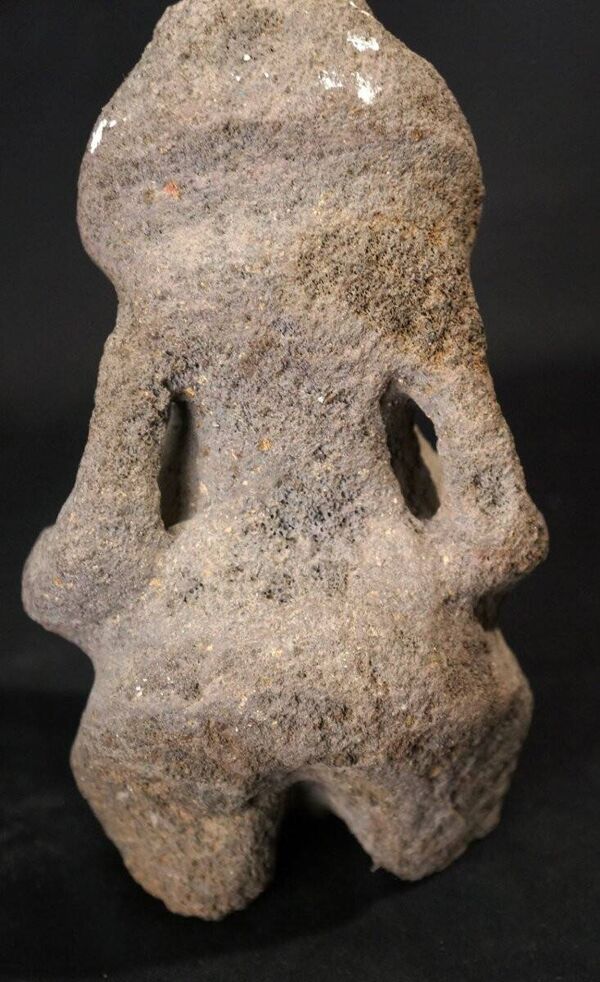 Figure anthropomorphe en pierre volcanique art tribal océanien XVIIe siècle