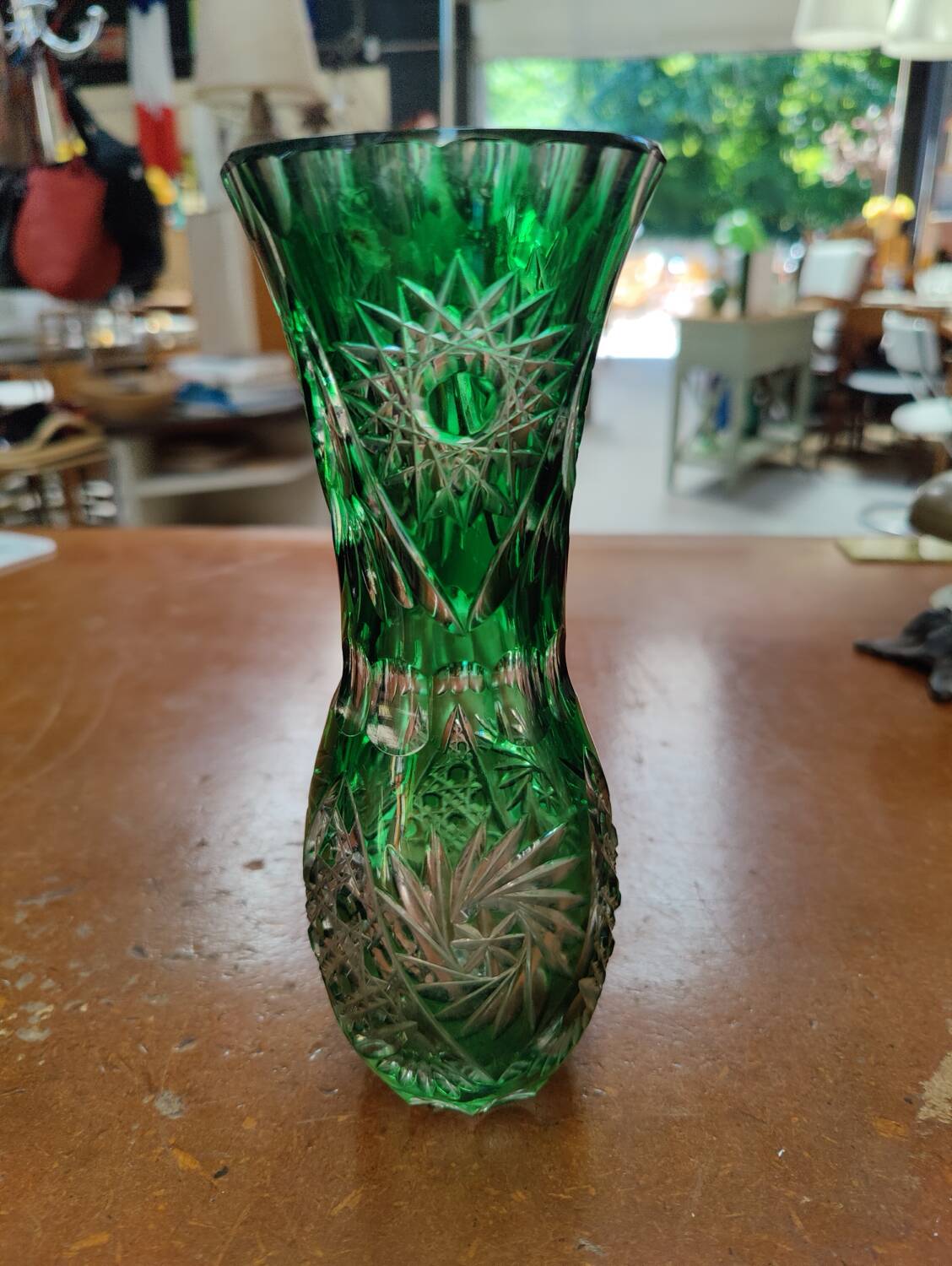 Vase vintage en cristal taillé vert Olenka (Pologne) – 21 cm