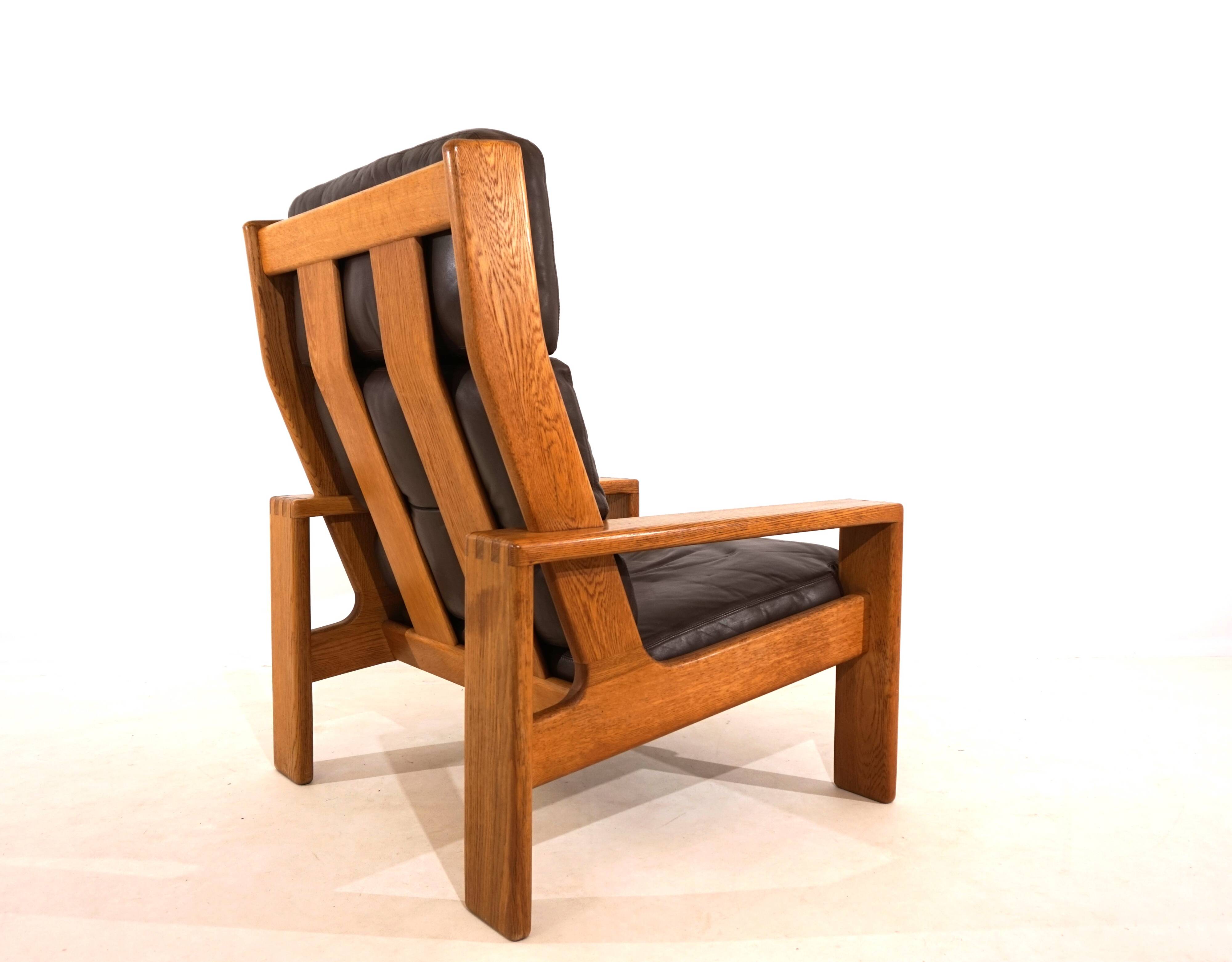 Fauteuil en cuir marron à dossier haut Asko Bonanza par Esko Pajamies