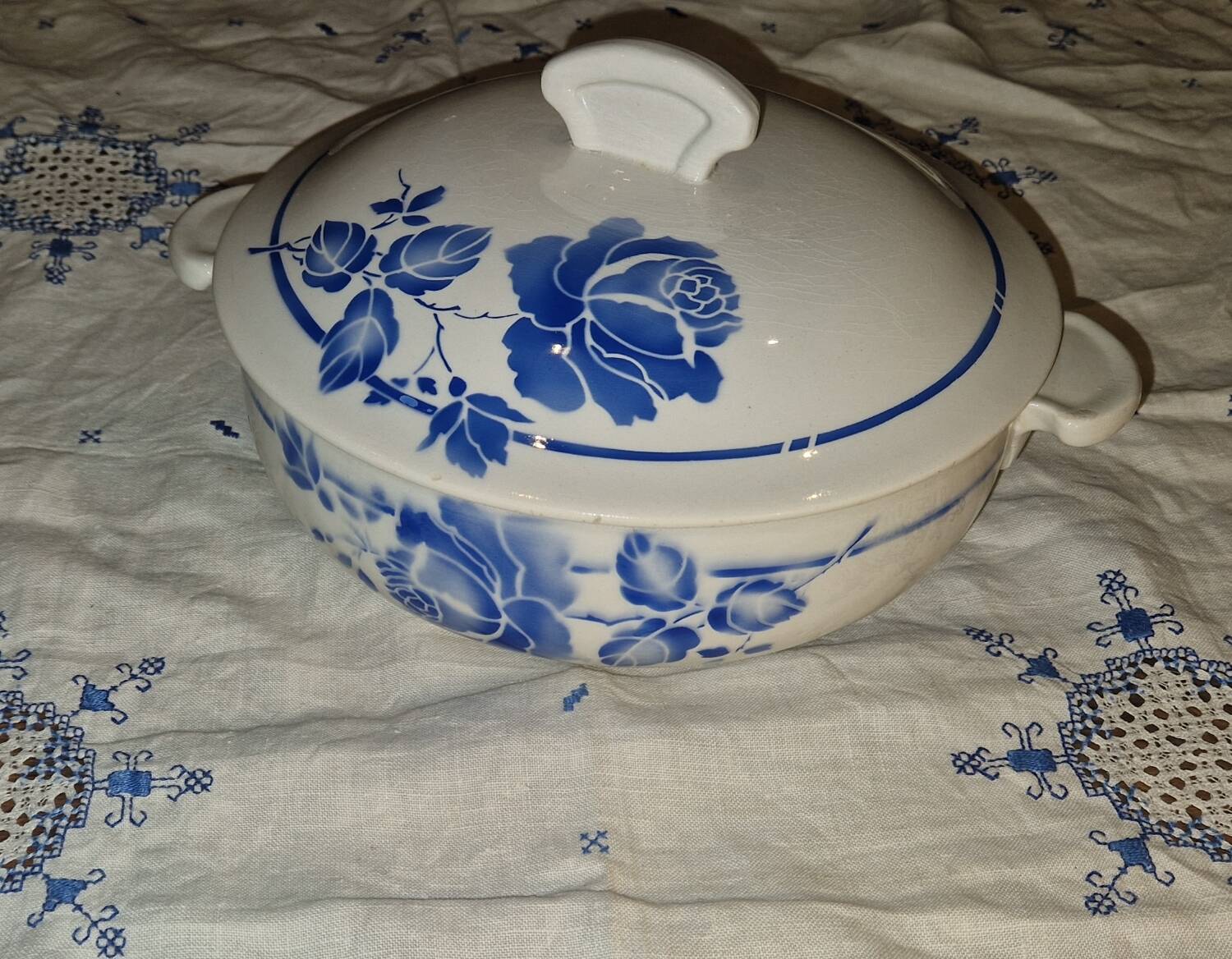 Soup tureen and dish set