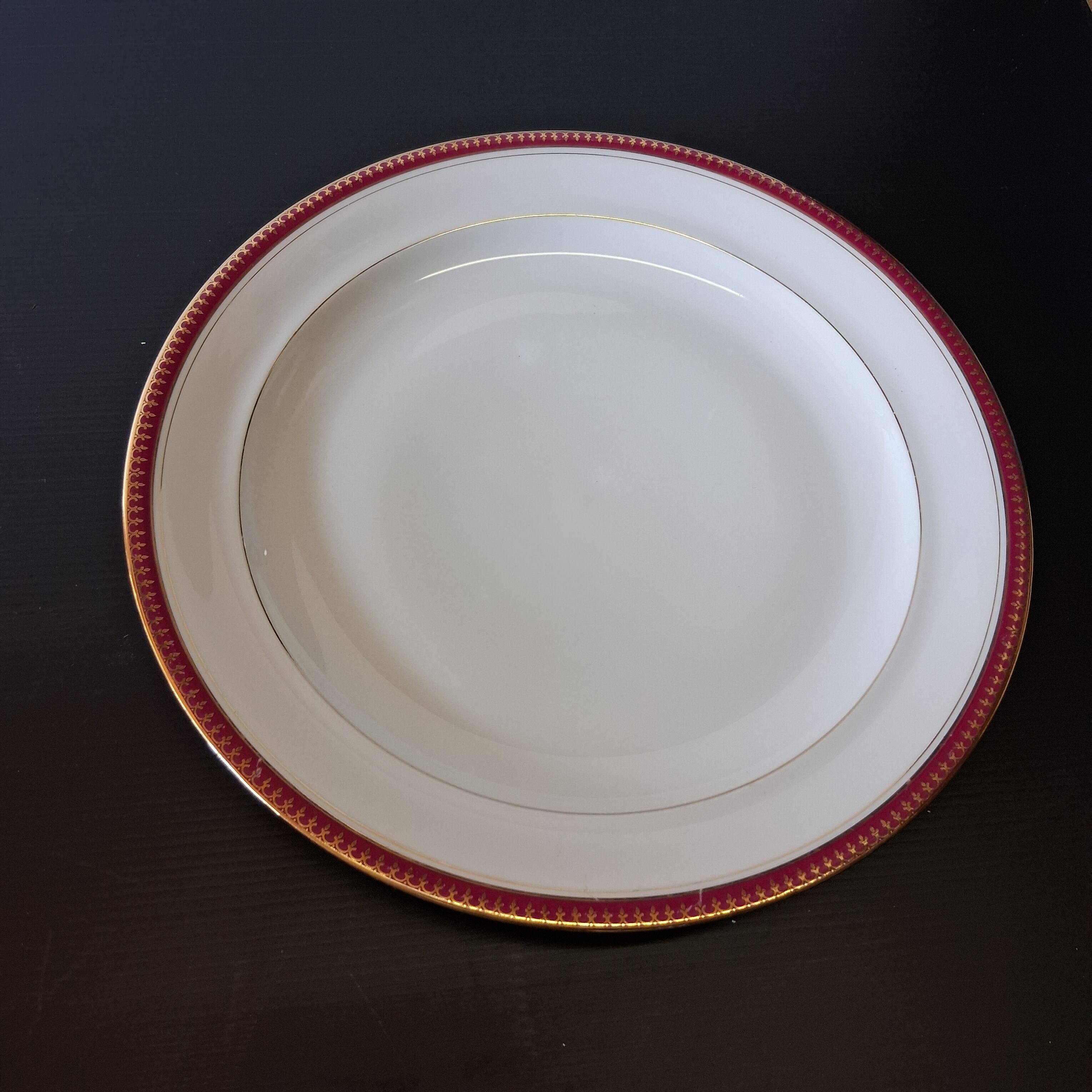 Very nice round serving dish from Chastagner & Co in good condition.