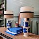 Paire de lampes "Initiale" SPOT x ATOME en céramique - 2026 (Bleu roi)